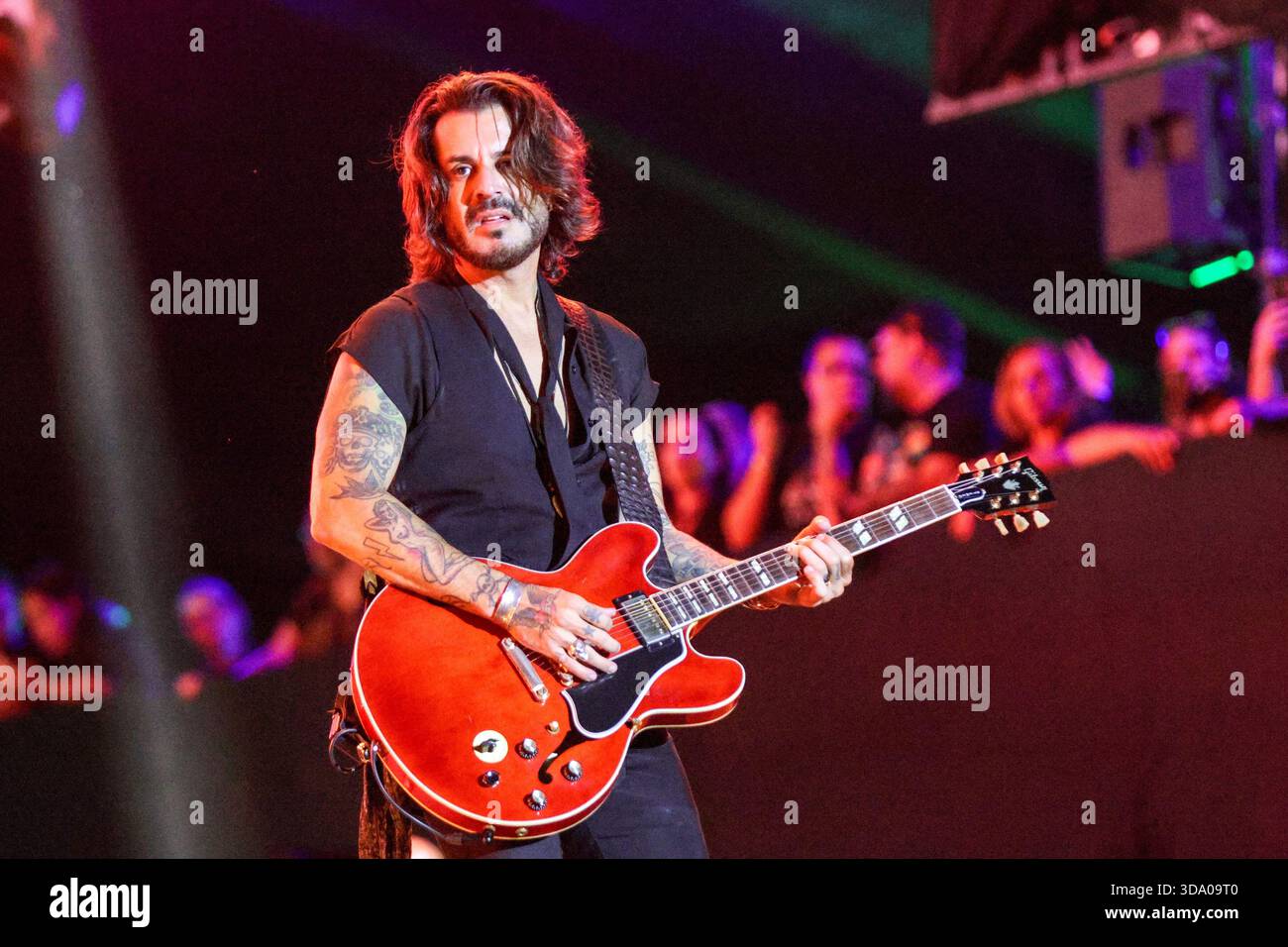 Curitiba, Brasilien. Dezember 2025. PR - CURITIBA - 06/12/2025 - CURITIBA, PRIME ROCK BRASIL - Marco Tulio von der Band Jota Quest während eines Auftritts im Prime Rock Brasil in Pedreira Paulo Leminski, in Curitiba, diesen Samstag (06). Foto: Robson Mafra/AGIF (Foto: Robson Mafra/AGIF/SIPA USA) Credit: SIPA USA/Alamy Live News Stockfoto