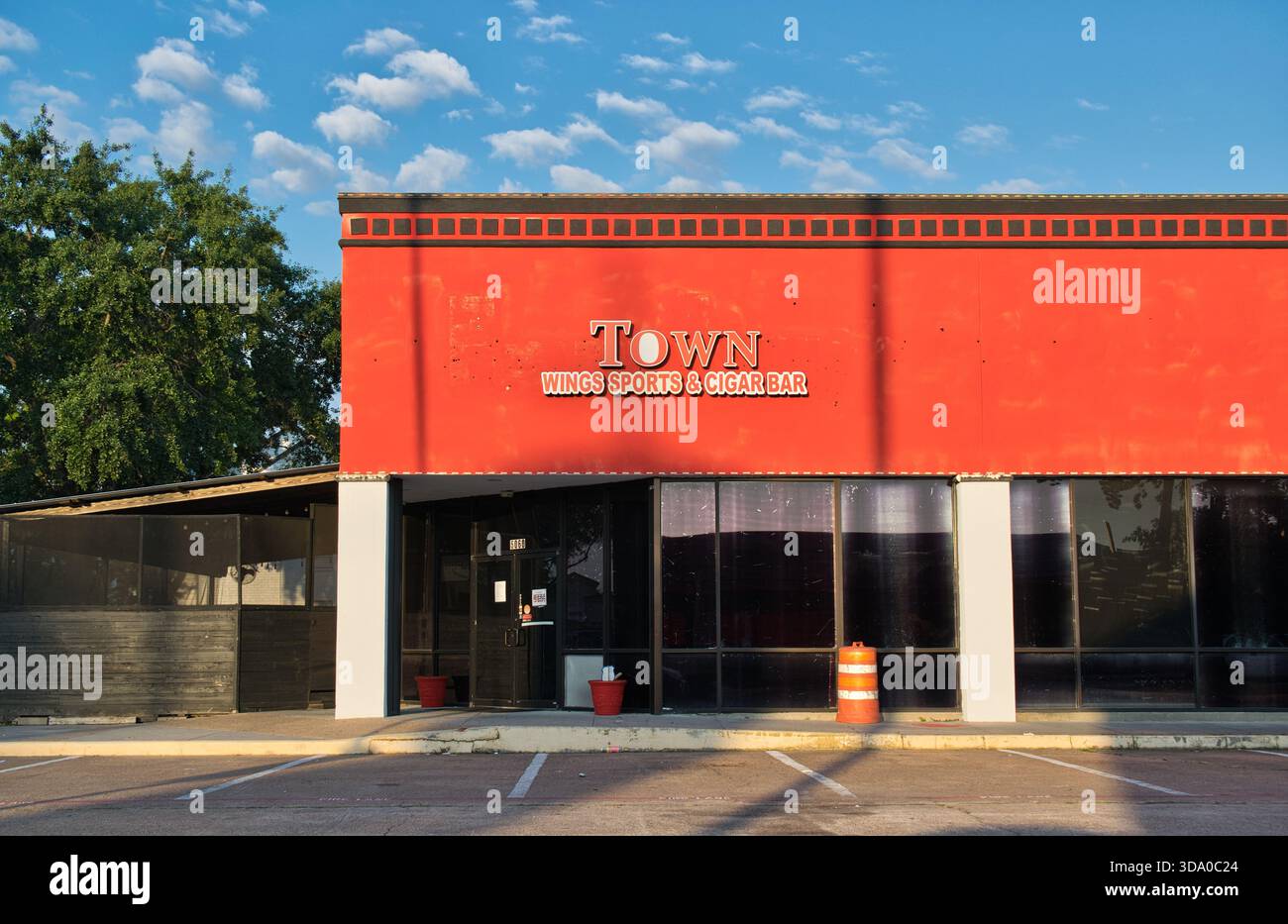 Houston, Texas, USA 08-03-2025: City Wings Sport- und Zigarrenbar vor dem örtlichen Pub. Stockfoto