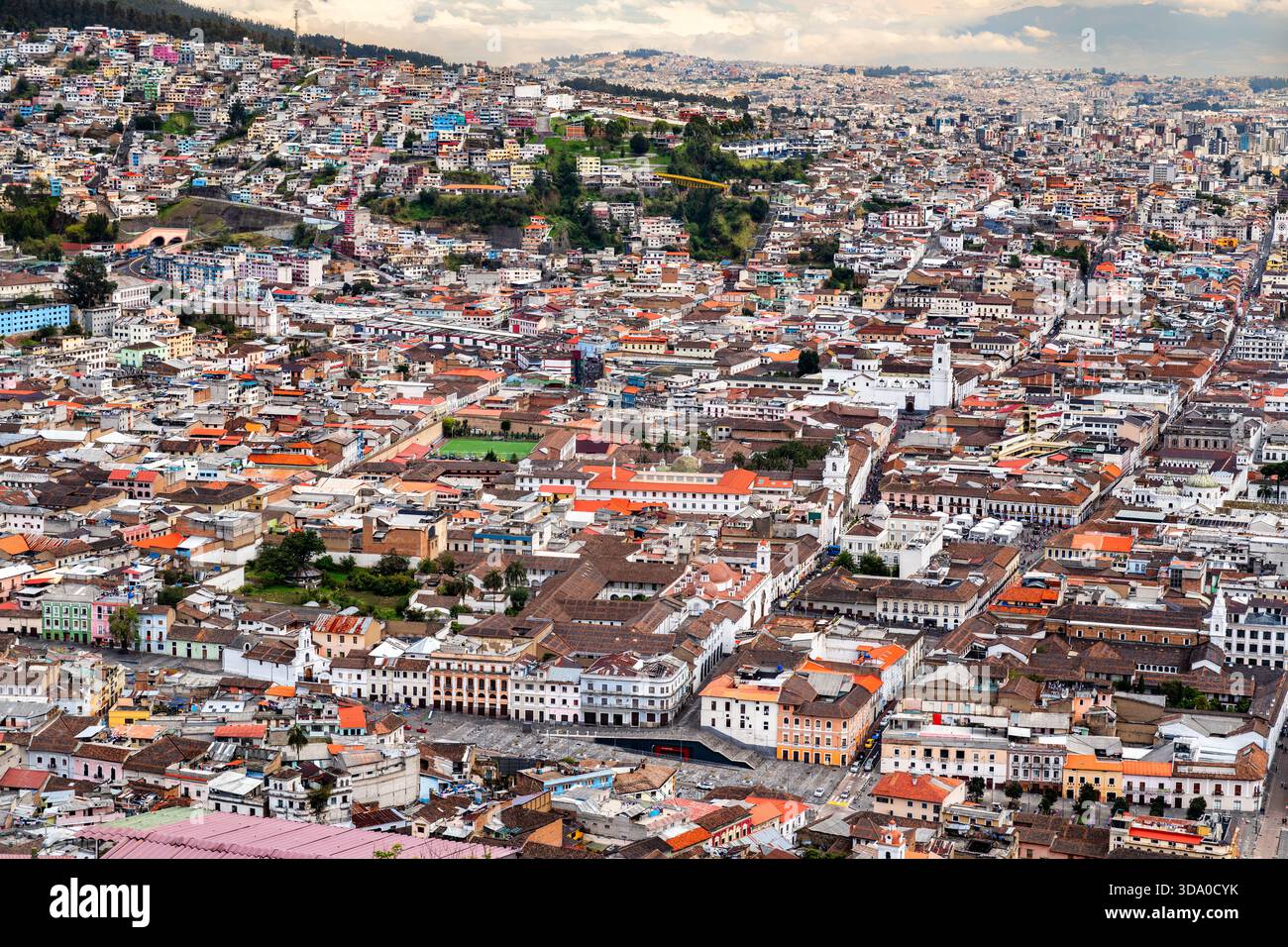 Das historische Zentrum von Quito erstreckt sich unterhalb des Hügels El Panecillo in Ecuador. Panoramablick auf die Stadt mit Kirchen aus der Kolonialzeit und roten Ziegeldächern, die zum UNESCO-Weltkulturerbe gehören Stockfoto