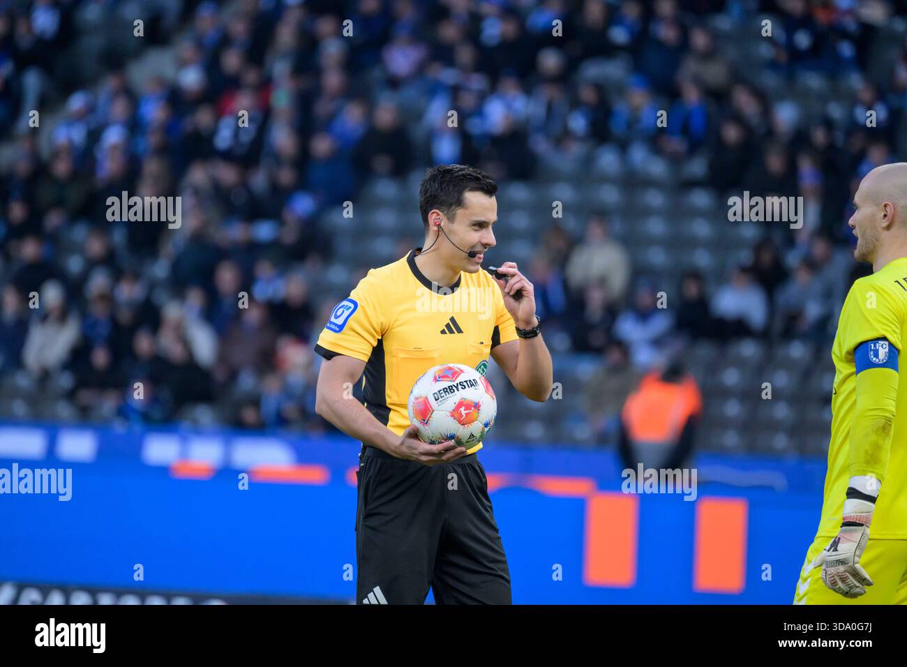 Berlin, Deutschland. Dezember 2025. Deutschland, Berlin, Fußball, Hertha BSC vs. 1. FC Magdeburg, DFB, 2. Bundesliga, Saison 2025/2026, f.l.t.r.: Konrad Oldhafer Schiedsrichter, DFB/DFL-VORSCHRIFTEN VERBIETEN JEDE VERWENDUNG VON FOTOGRAFIEN ALS BILDSEQUENZEN UND/ODER QUASI-VIDEO, 7. Dezember 2025. Quelle: HMB Media/Alamy Live News Stockfoto