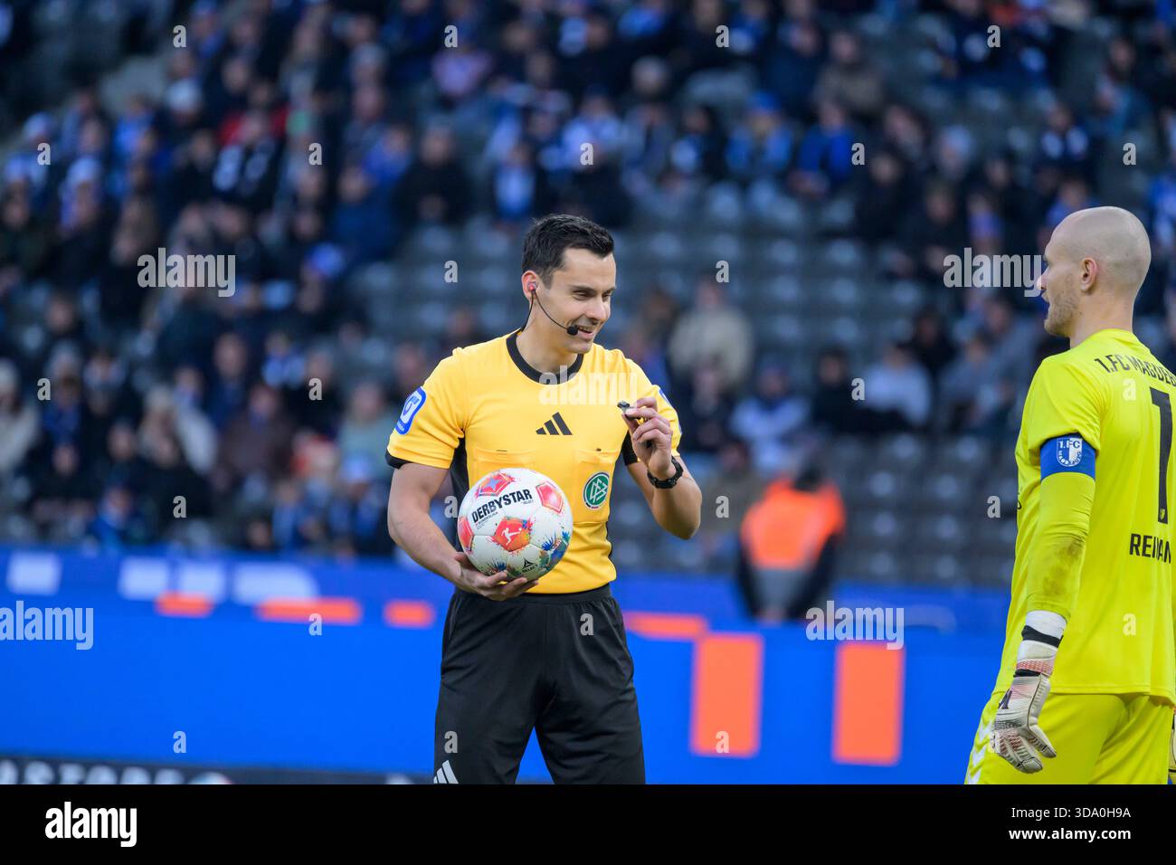 Berlin, Deutschland. Dezember 2025. Deutschland, Berlin, Fußball, Hertha BSC vs. 1. FC Magdeburg, DFB, 2. Bundesliga, Saison 2025/2026, f.l.t.r.: Konrad Oldhafer Schiedsrichter, DFB/DFL VORSCHRIFTEN VERBIETEN JEDE VERWENDUNG VON FOTOS ALS BILDSEQUENZEN UND/ODER QUASI-VIDEO, 7. Dezember 2025, (Foto: HMB Media/Uwe Koch/SIPA USA) Credit: SIPA USA/Alamy Live News Stockfoto