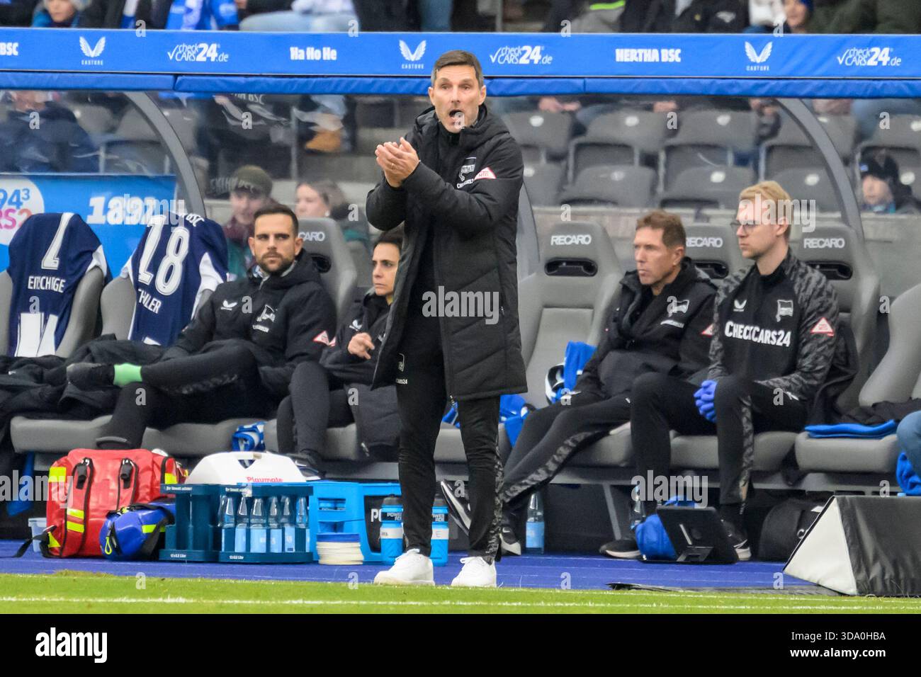 Berlin, Deutschland. Dezember 2025. Deutschland, Berlin, Fußball, Hertha BSC vs. 1. FC Magdeburg, DFB, 2. Bundesliga, Saison 2025/2026, f.l.t.r.: Stefan Leitl (Hertha BSC), DFB/DFL-VORSCHRIFTEN VERBIETEN JEDE VERWENDUNG VON FOTOGRAFIEN ALS BILDSEQUENZEN UND/ODER QUASI-VIDEO, 7. Dezember 2025, (Foto: HMB Media/Uwe Koch/SIPA USA) Credit: SIPA USA/Alamy Live News Stockfoto