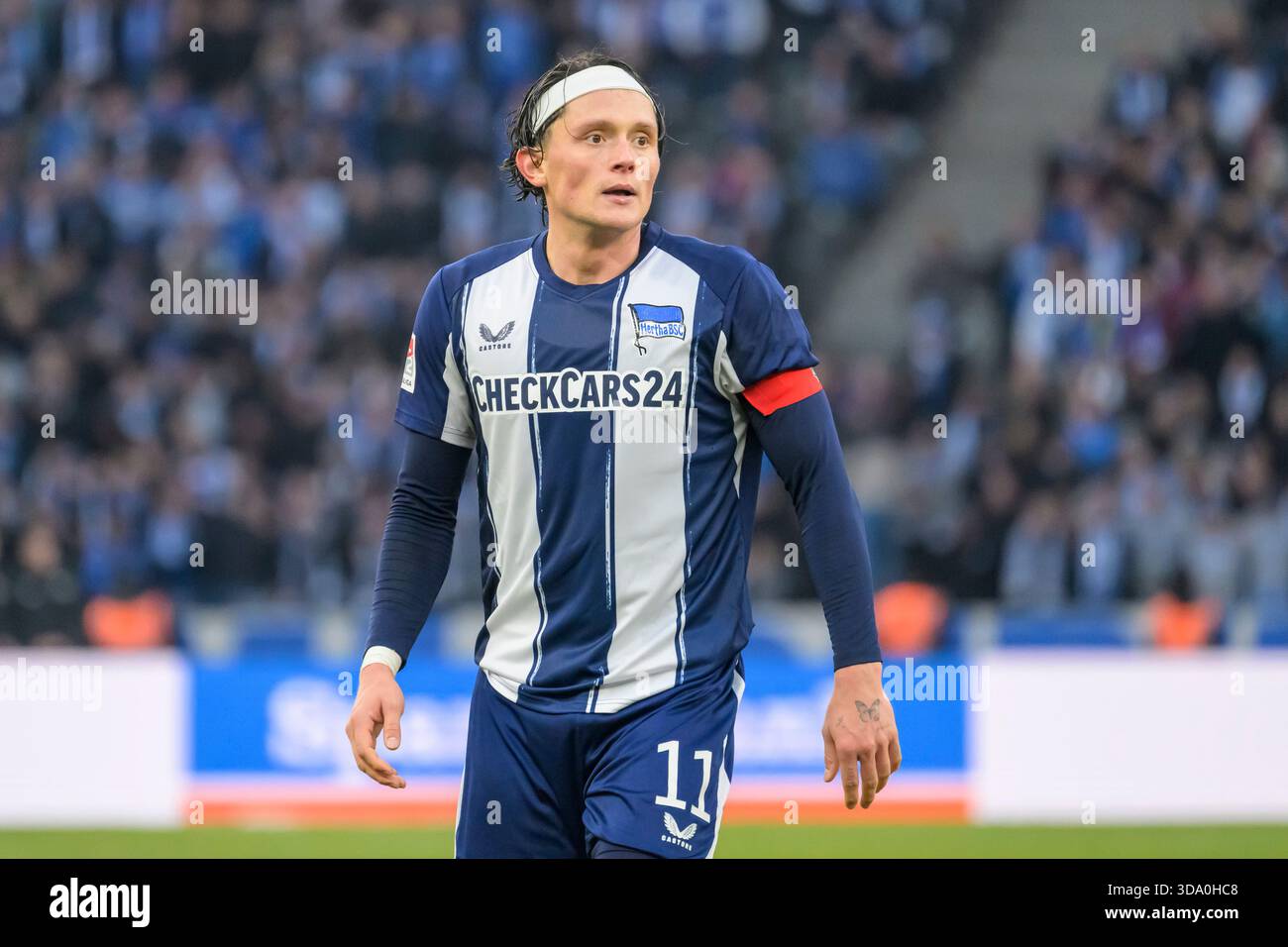Berlin, Deutschland. Dezember 2025. Deutschland, Berlin, Fußball, Hertha BSC vs. 1. FC Magdeburg, DFB, 2. Bundesliga, Saison 2025/2026, Fabian Reese (Hertha BSC), DFB/DFL-VORSCHRIFTEN VERBIETEN JEDE VERWENDUNG VON FOTOS ALS BILDSEQUENZEN UND/ODER QUASI-VIDEO, 7. Dezember 2025, (Foto: HMB Media/Uwe Koch/SIPA USA) Credit: SIPA USA/Alamy Live News Stockfoto