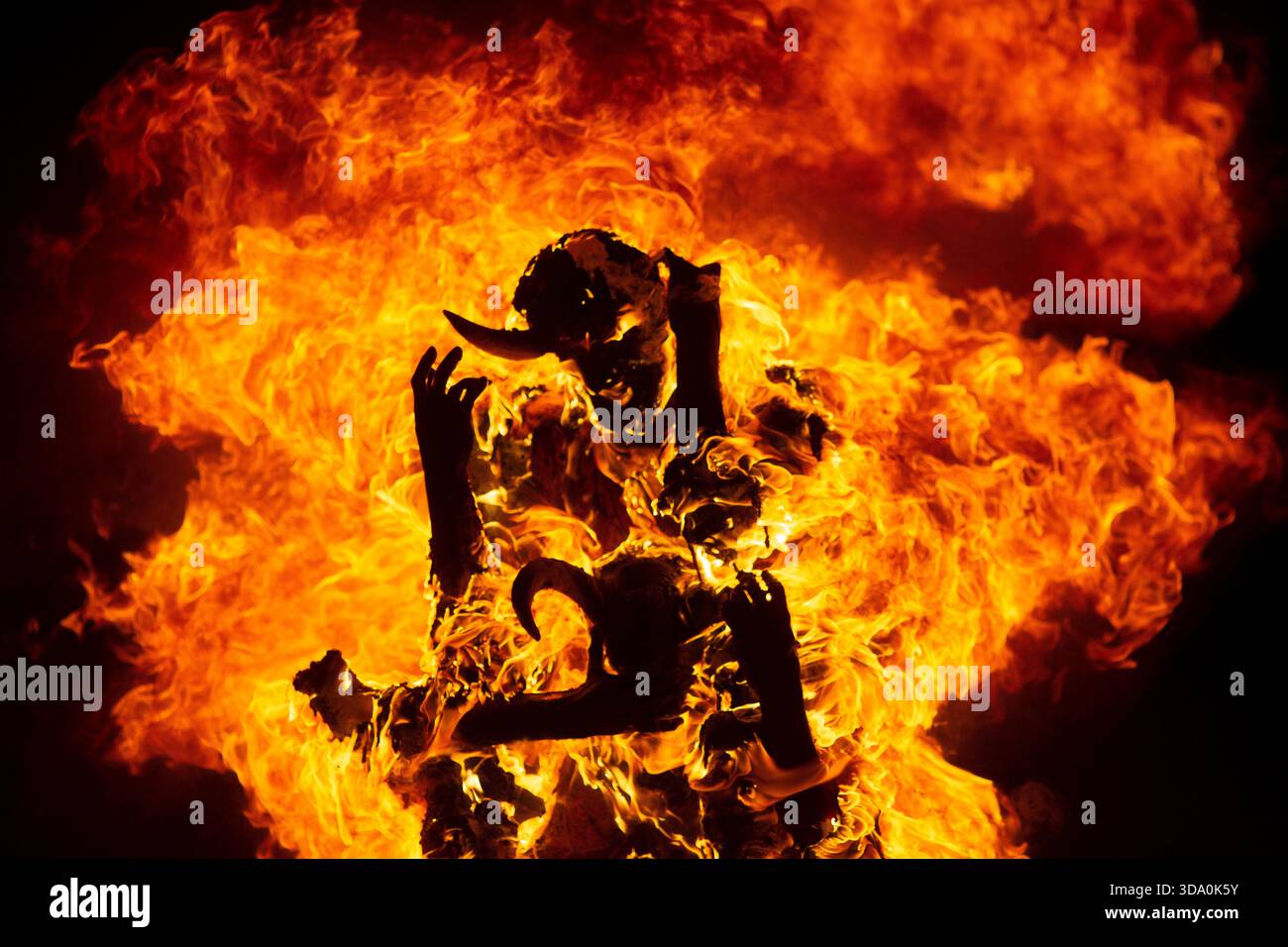 Antigua Guatemala, Sacatepequez, Guatemala. Dezember 2025. Das Feuer verzehrt eine Papierfigur namens „die drei weisen Teufel“ während der Verbrennung des Teufels in Antigua Guatemala, am Vorabend der Feier der Jungfrau der Unbefleckten Empfängnis, die Feierlichkeiten, die den Beginn des Weihnachtsfestes in Guatemala markieren. (Kreditbild: © Luis Soto/ZUMA Press Wire) NUR REDAKTIONELLE VERWENDUNG! Nicht für kommerzielle ZWECKE! Stockfoto