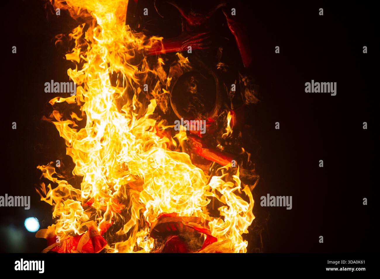 Antigua Guatemala, Sacatepequez, Guatemala. Dezember 2025. Das Feuer verzehrt eine Papierfigur namens „die drei weisen Teufel“ während der Verbrennung des Teufels in Antigua Guatemala, am Vorabend der Feier der Jungfrau der Unbefleckten Empfängnis, die Feierlichkeiten, die den Beginn des Weihnachtsfestes in Guatemala markieren. (Kreditbild: © Luis Soto/ZUMA Press Wire) NUR REDAKTIONELLE VERWENDUNG! Nicht für kommerzielle ZWECKE! Stockfoto