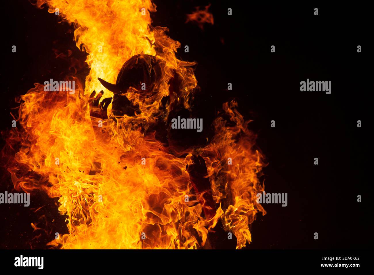 Antigua Guatemala, Sacatepequez, Guatemala. Dezember 2025. Das Feuer verzehrt eine Papierfigur namens „die drei weisen Teufel“ während der Verbrennung des Teufels in Antigua Guatemala, am Vorabend der Feier der Jungfrau der Unbefleckten Empfängnis, die Feierlichkeiten, die den Beginn des Weihnachtsfestes in Guatemala markieren. (Kreditbild: © Luis Soto/ZUMA Press Wire) NUR REDAKTIONELLE VERWENDUNG! Nicht für kommerzielle ZWECKE! Stockfoto