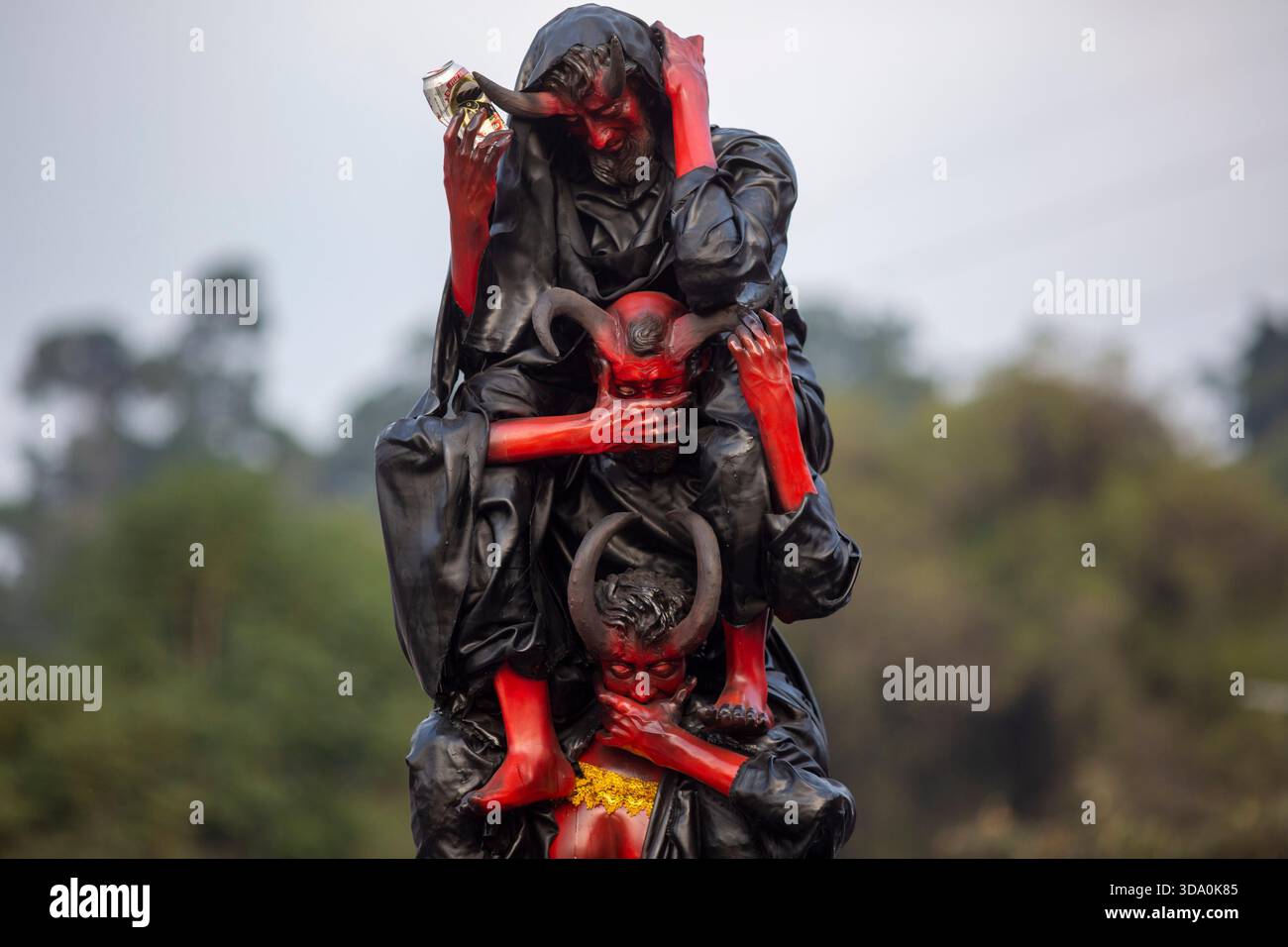 Antigua Guatemala, Sacatepequez, Guatemala. Dezember 2025. Papierfigur unter dem Namen "die drei weisen Teufel", die während der Verbrennung des Teufels in Antigua Guatemala am Vorabend der Feier der Jungfrau der Unbefleckten Empfängnis verbrannt werden soll, Feierlichkeiten, die den Beginn des Weihnachtsfestes in Guatemala markieren. (Kreditbild: © Luis Soto/ZUMA Press Wire) NUR REDAKTIONELLE VERWENDUNG! Nicht für kommerzielle ZWECKE! Stockfoto