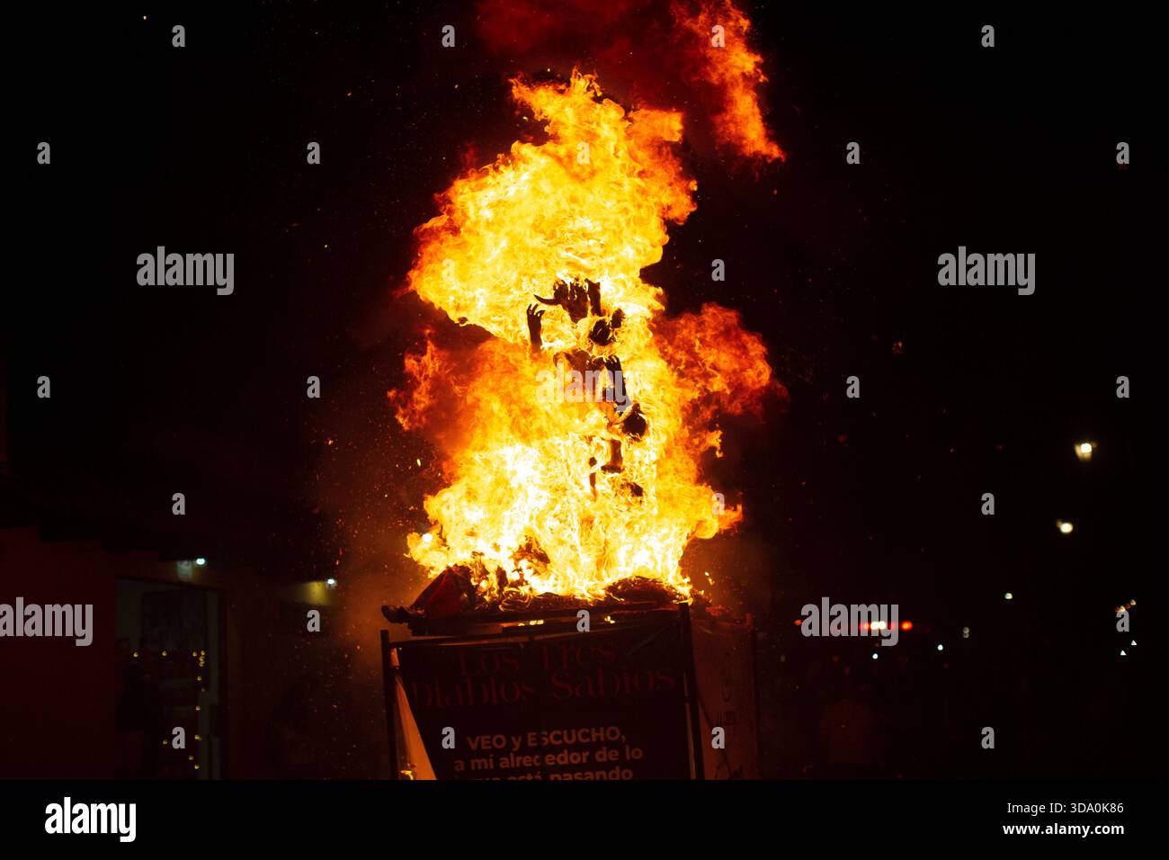 Antigua Guatemala, Sacatepequez, Guatemala. Dezember 2025. Das Feuer verzehrt eine Papierfigur namens „die drei weisen Teufel“ während der Verbrennung des Teufels in Antigua Guatemala, am Vorabend der Feier der Jungfrau der Unbefleckten Empfängnis, die Feierlichkeiten, die den Beginn des Weihnachtsfestes in Guatemala markieren. (Kreditbild: © Luis Soto/ZUMA Press Wire) NUR REDAKTIONELLE VERWENDUNG! Nicht für kommerzielle ZWECKE! Stockfoto