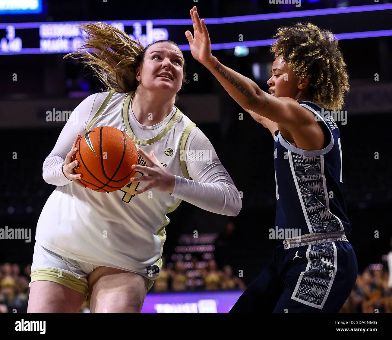 7. Dezember 2025: Wake Forest Forward Emily Johns (44) fährt zum Korb gegen Georgetown-Garde Khadee Hession (8). NCAA-Basketballspiel für Frauen zwischen Georgetown und der Wake Forest University im Lawrence Joel Veterans Memorial Coliseum, Winston Salem. NC David Beach/CSM (Bild: © David Beach/Cal Sport Media) Stockfoto