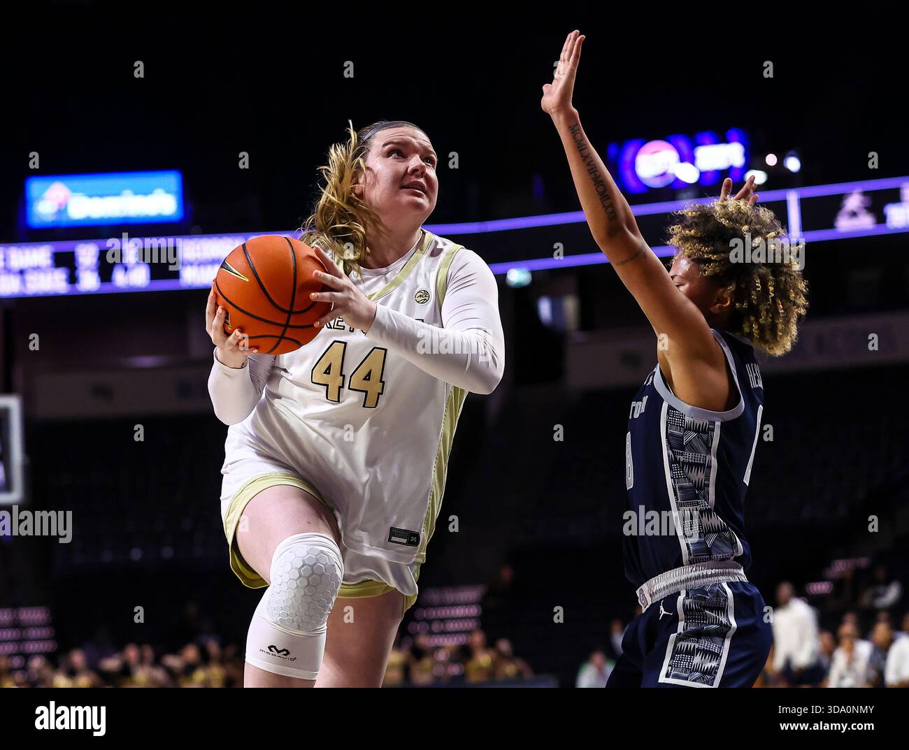7. Dezember 2025: Wake Forest Forward Emily Johns (44) fährt zum Korb gegen Georgetown-Garde Khadee Hession (8). NCAA-Basketballspiel für Frauen zwischen Georgetown und der Wake Forest University im Lawrence Joel Veterans Memorial Coliseum, Winston Salem. NC David Beach/CSM (Bild: © David Beach/Cal Sport Media) Stockfoto