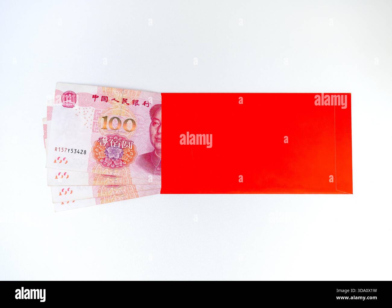 Roter Umschlag ANG BAO mit 100 chinesischen Yuan-Banknoten auf weißem Hintergrund. Chinesisches Neujahr, Geschenkgeld, Gehaltsbonus, finanzieller Segen, Wohlstand, Stockfoto