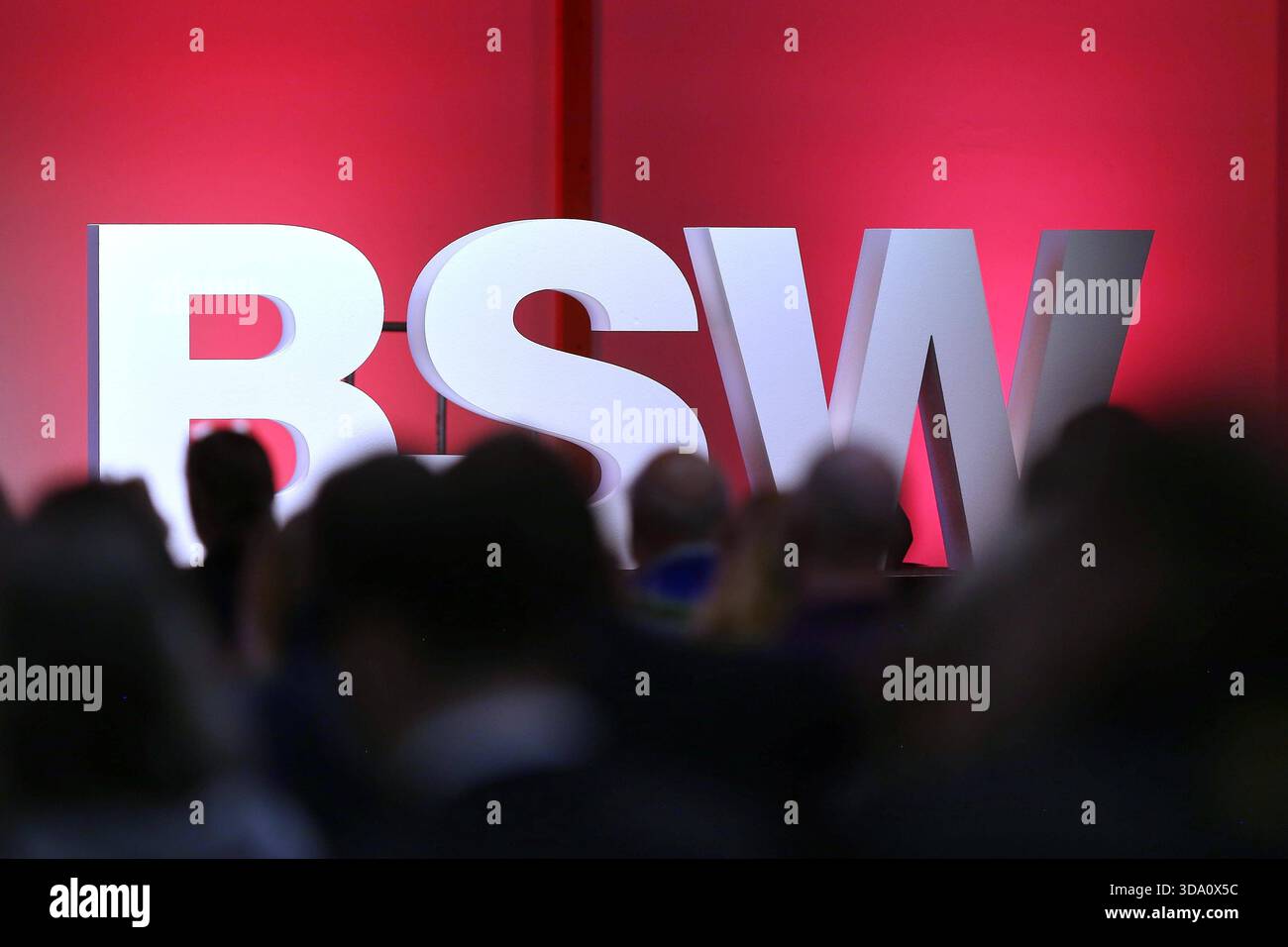 Magdeburg, Sachsen-Anhalt, Deutschland, 07.12.2025: Messe: 3. BSW-Bundesparteitag: Delegierte sitzen vor Logo-Aufsteller *** Magdeburg, Sachsen-Anhalt, Deutschland, 07 12 2025 Ausstellung 3 BSW-Bundespartei-Kongressabgeordnete sitzen vor Logo-Stand Copyright: XdtsxNachrichtenagenturx dts 97918 Stockfoto