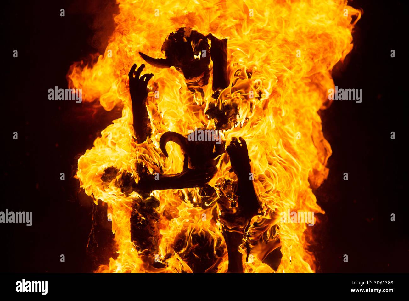 Antigua Guatemala, Guatemala. Dezember 2025. Das Feuer verzehrt die Papierfigur, die als „die drei weisen Teufel“ bekannt ist, während der Verbrennung des Teufels am Vorabend der Feier der Jungfrau der Unbefleckten Empfängnis, Feierlichkeiten, die den Beginn von Weihnachten in Guatemala markieren. (Foto: Luis Soto/SOPA Images/SIPA USA) Credit: SIPA USA/Alamy Live News Stockfoto