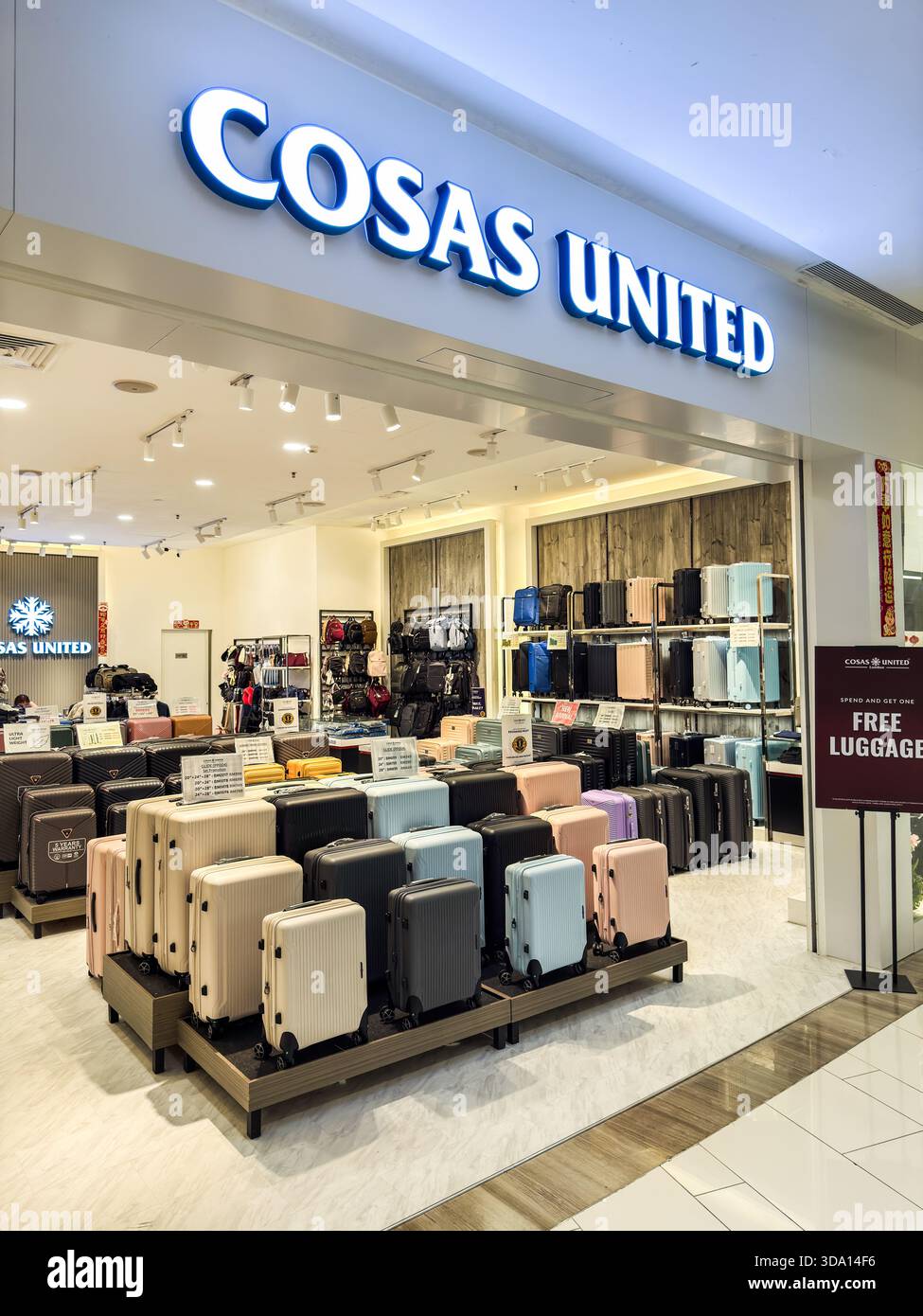 Penang, Malaysia - 7. Juli 2025: Der Cosas United Store bietet eine Auswahl an Koffern in verschiedenen Farben, darunter Schwarz, Rosa und Grau. Ein Schild hoch Stockfoto