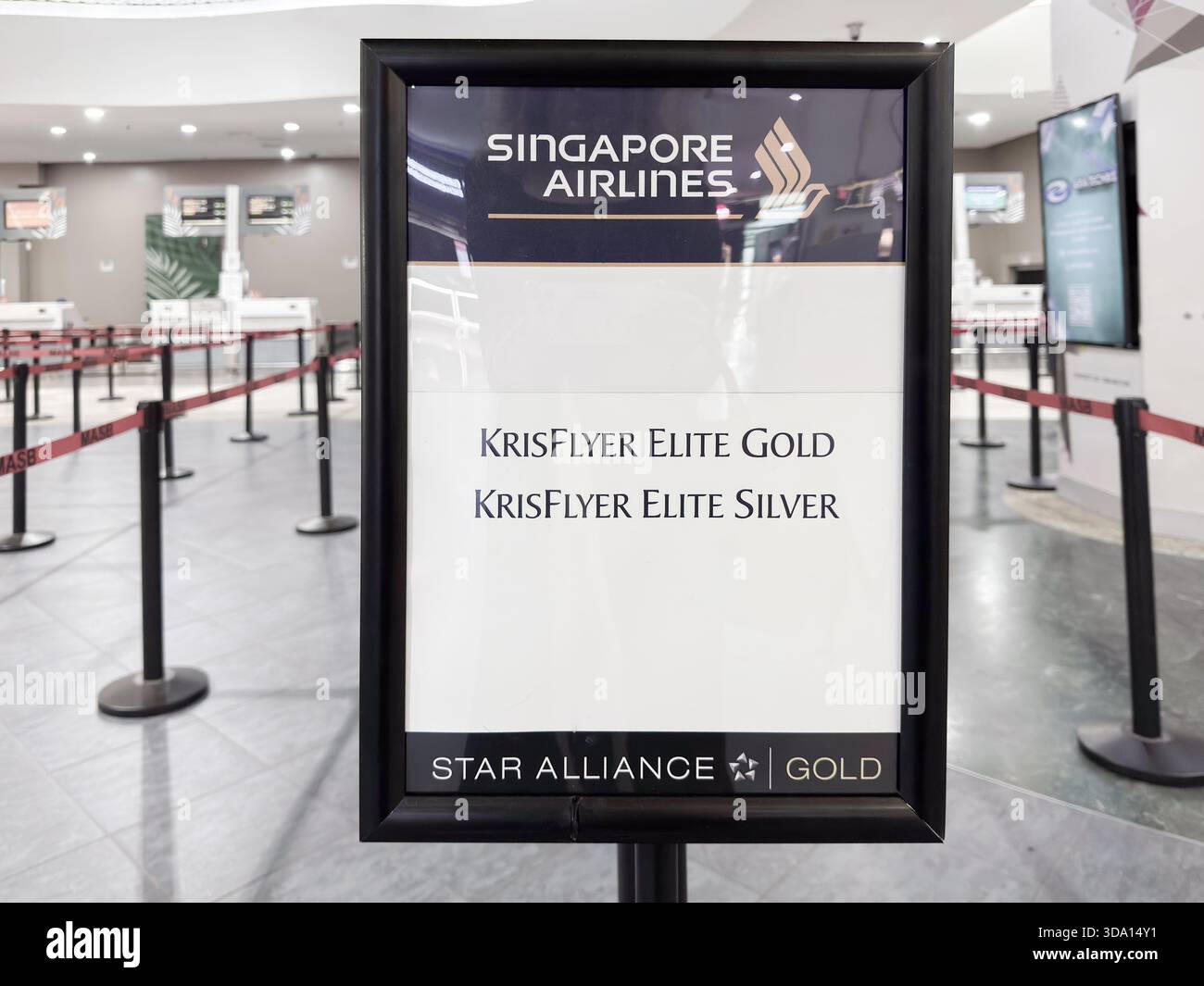 Penang, Malaysia - 28. April 2025: Im Terminal steht ein Abfertigungsschild mit den Vorteilen von KrisFlyer Elite Gold- und Silver-Mitgliedern für Singapore Air Stockfoto