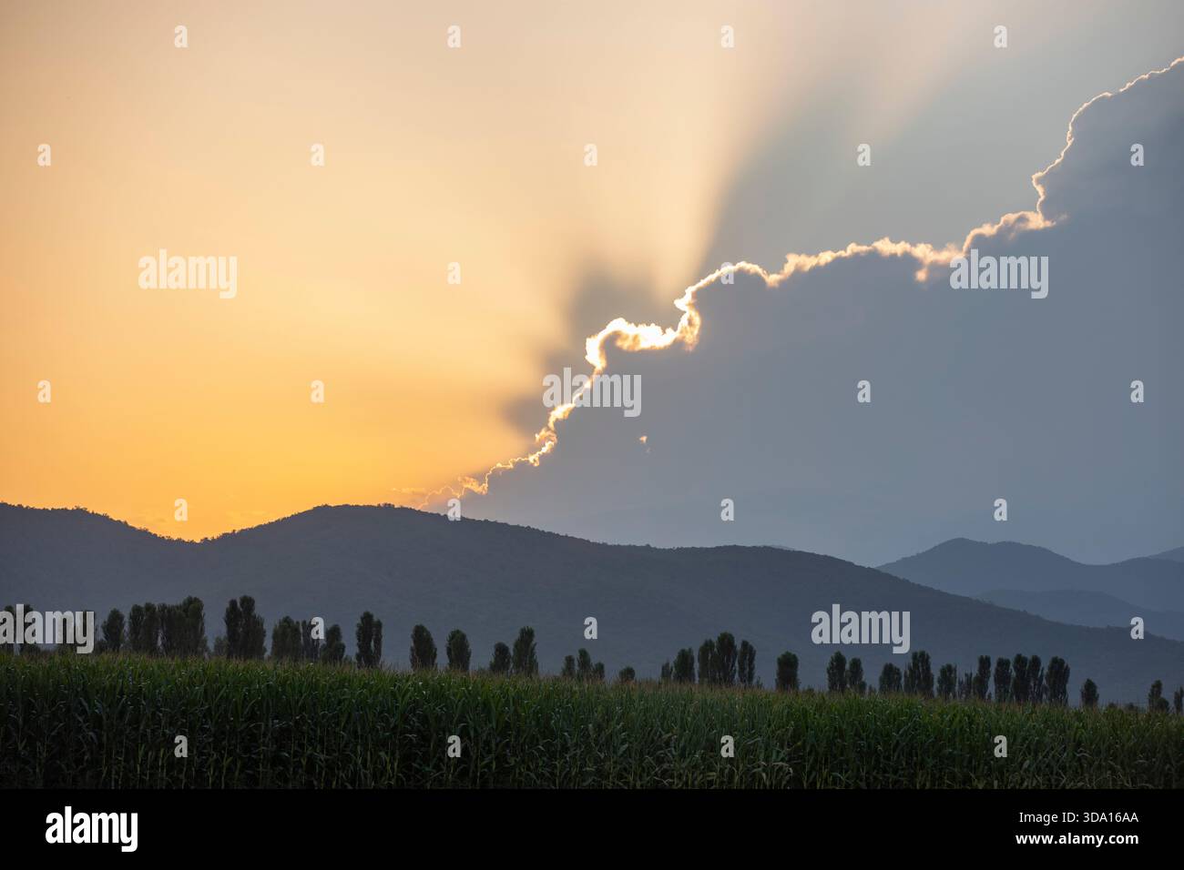 Sonnenuntergang Glühen Hinter Sturmwolken Über Mountain Hills Stockfoto