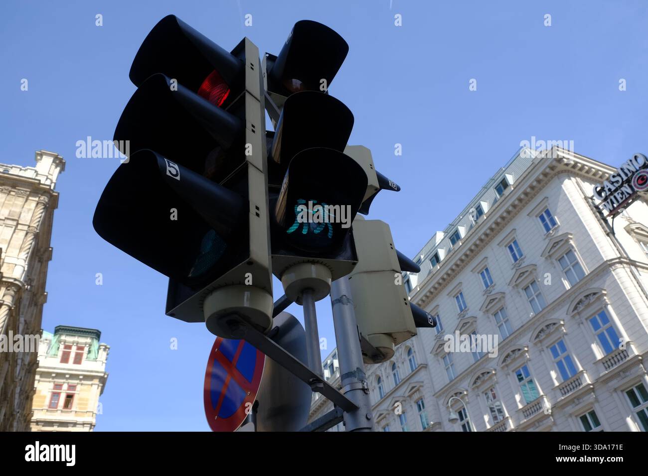 Fußgängerübergangssignal Mit Stadtkulisse Stockfoto