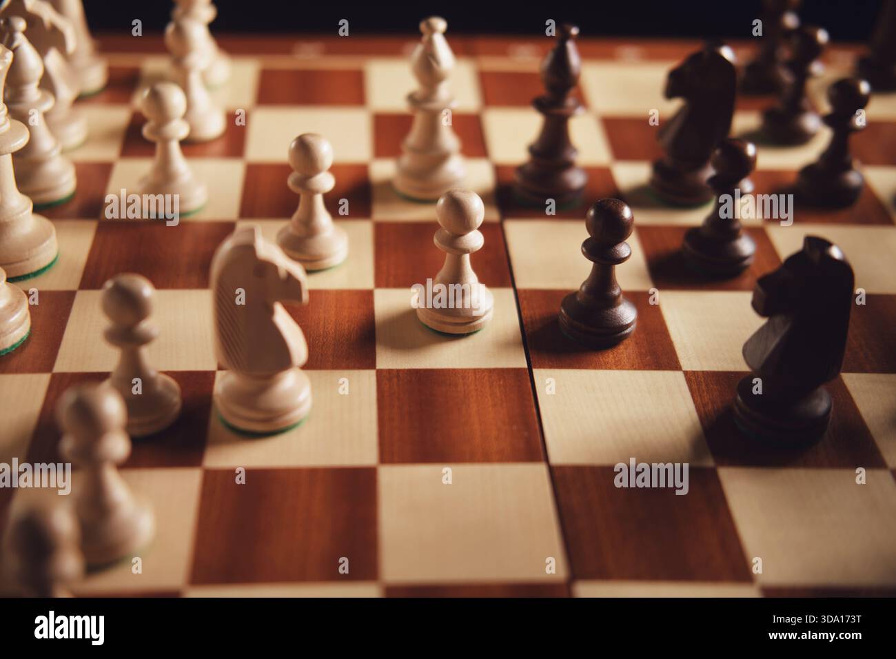 Hölzerne Schachfiguren auf einem Schachbrett, strategisches Spielkonzept. Brainstorming und analytisches Denken Herausforderung. Brettspiel-Unterhaltung. Stockfoto