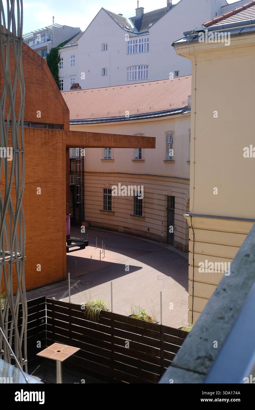 Städtischer Innenhof Zwischen Historischen Gebäuden Stockfoto
