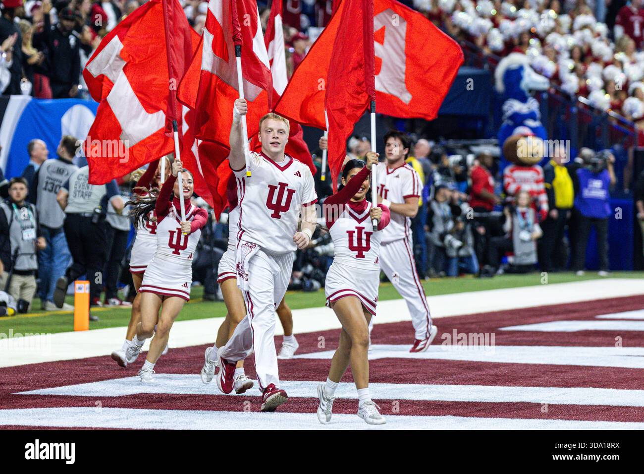 Indianapolis, Usa. Dezember 2025. Die Cheerleader der Indiana Hoosiers während des NCAA-Fußballspiels gegen Ohio State Buckeyes im Lucas Oil Stadium in Indianapolis, Indiana am 6. Dezember 2025. Indiana Hoosiers besiegte Ohio State Buckeyes 13-10 (Foto: Michael D. Robinson/Image of Sport) Foto: Newscom/Alamy Live News Stockfoto