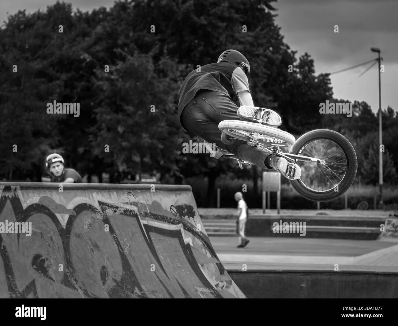 Reims, Frankreich - 8. August 2016: Schwarzweiß-Radsportler-Stunt im französischen Skatepark während der Sommersaison Stockfoto