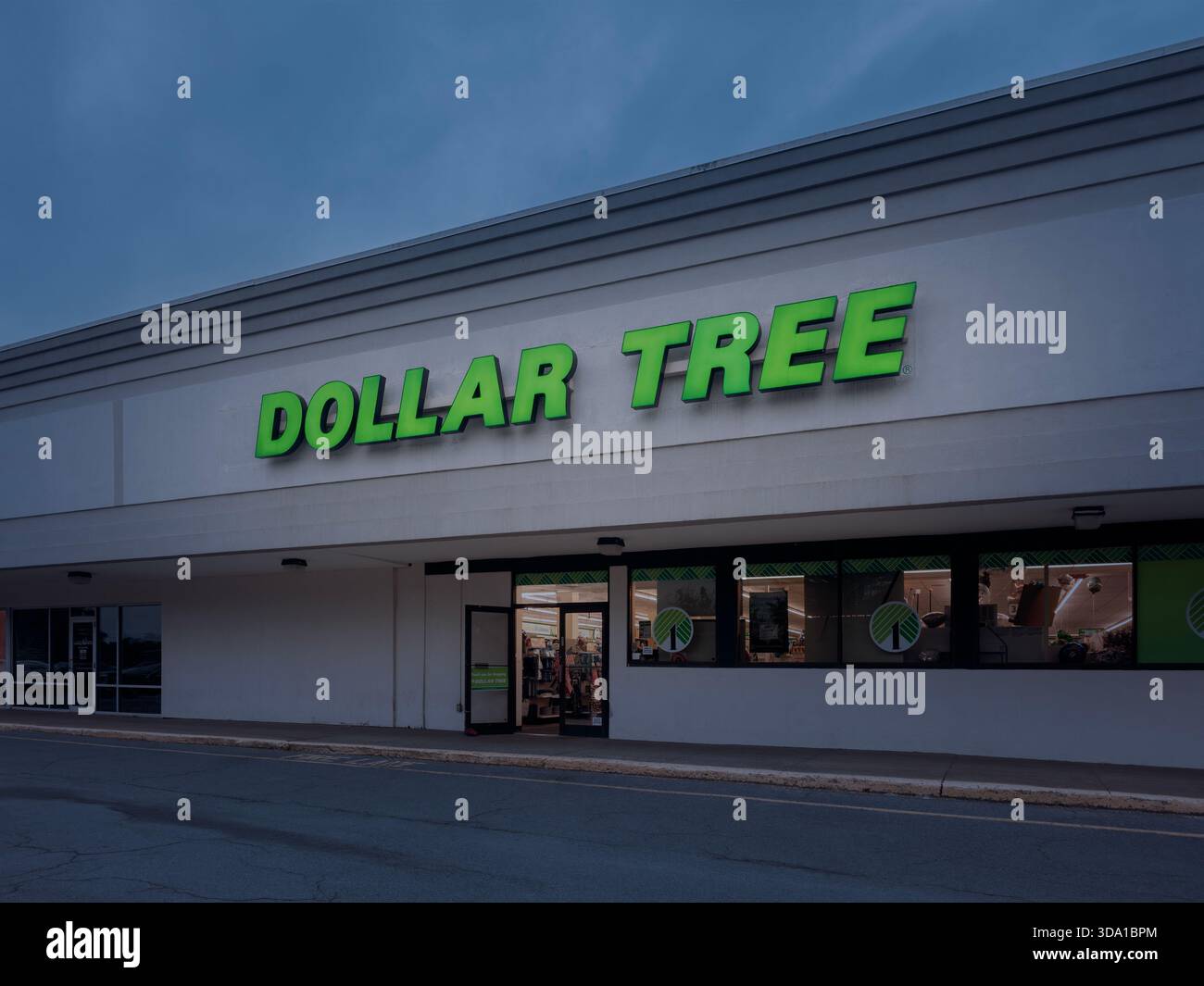 Whitesboro, NY - 10. Juni 2024: Mitternachtsansicht des Dollar Tree Storefront, eines Rabatteinzelhändlers, erweitert durch Dollar Tree, Dollar Tree Plus und F Stockfoto
