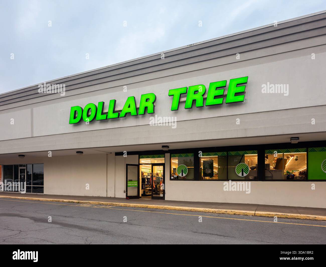 Whitesboro, NY - 10. Juni 2024: Bedeckter Blick auf Dollar Tree Storefront, einen Discount-Händler, erweitert durch Dollar Tree, Dollar Tree Plus und F Stockfoto