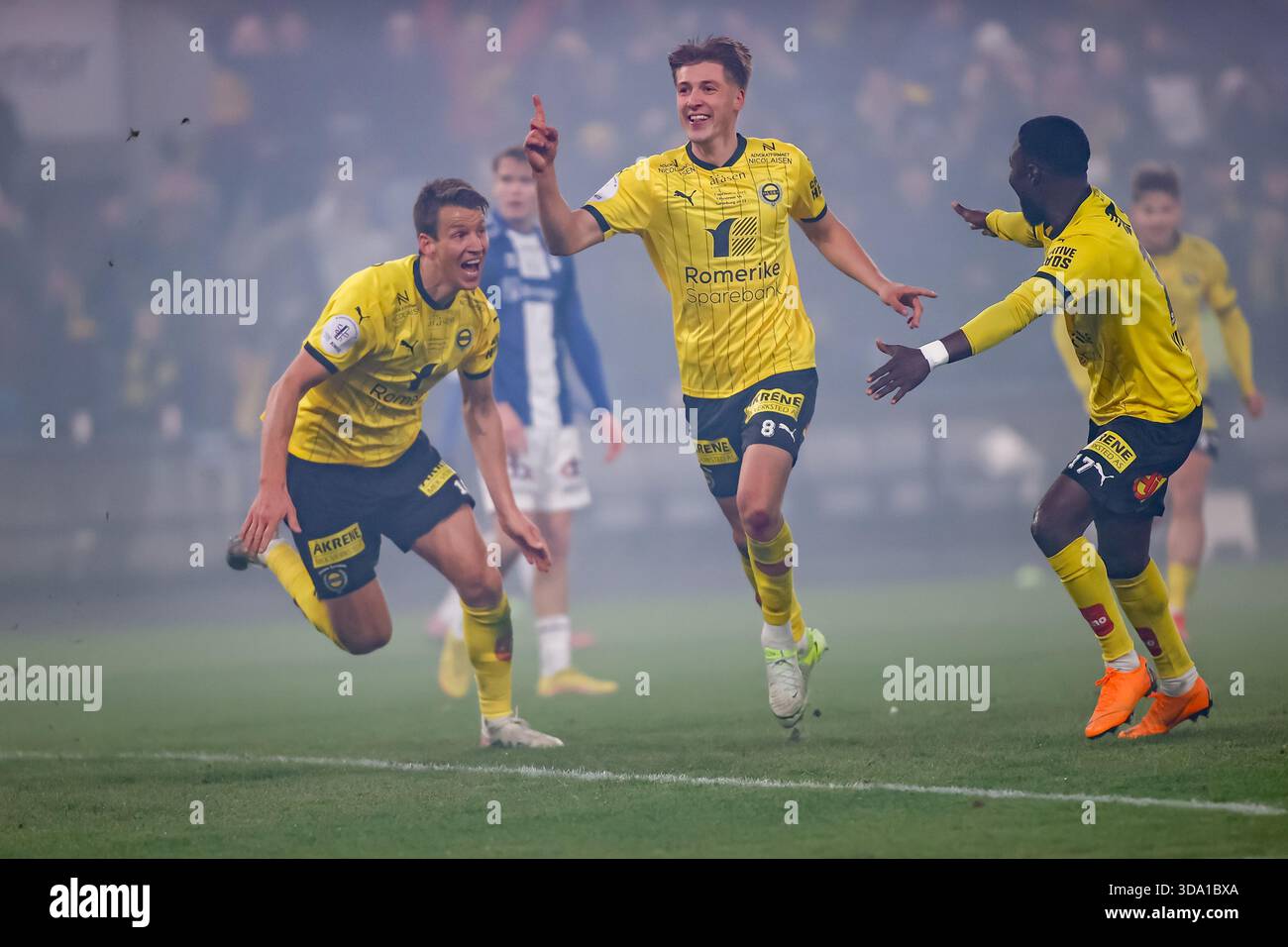 Oslo, Norwegen, 6. Dezember 2025. Der Mann des Spiels Markus Seehusen Karlsbakk von Lillestrøm feiert sein Tor mit Thomas Lehne Olsen und Eric Kitolano im Cupfinale zwischen Lillestrøm und Sarpsborg 08 im Ullevål-Stadion in Oslo. Quelle: Frode Arnesen/Alamy Live News Stockfoto