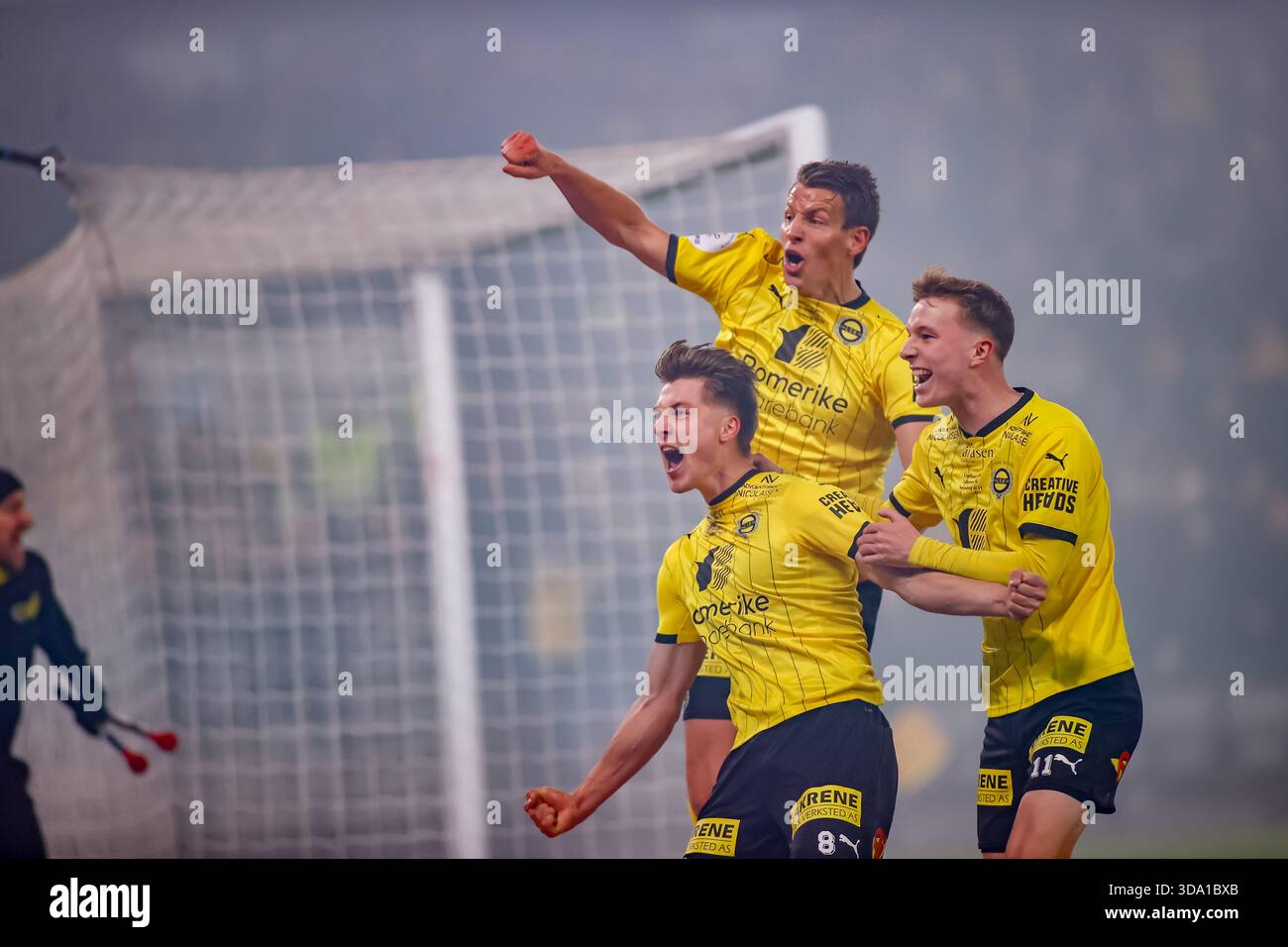 Oslo, Norwegen, 6. Dezember 2025. Der Mann des Spiels Markus Seehusen Karlsbakk von Lillestrøm feiert sein Tor mit Thomas Lehne Olsen und Eric Kitolano im Cupfinale zwischen Lillestrøm und Sarpsborg 08 im Ullevål-Stadion in Oslo. Quelle: Frode Arnesen/Alamy Live News Stockfoto