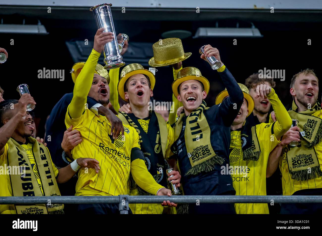 Oslo, Norwegen, 6. Dezember 2025. Ruben Gabrielsen, Thomas Lehne Olsen und Gjermund Åsen feiern mit der Trophäe im Cupfinale zwischen Lillestrøm und Sarpsborg 08 im Ullevål-Stadion in Oslo Lillestrøm. Quelle: Frode Arnesen/Alamy Live News Stockfoto