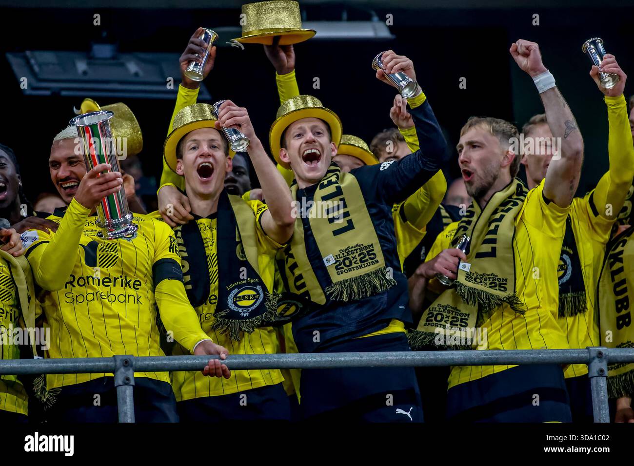 Oslo, Norwegen, 6. Dezember 2025. Ruben Gabrielsen, Thomas Lehne Olsen und Gjermund Åsen feiern mit der Trophäe im Cupfinale zwischen Lillestrøm und Sarpsborg 08 im Ullevål-Stadion in Oslo Lillestrøm. Quelle: Frode Arnesen/Alamy Live News Stockfoto