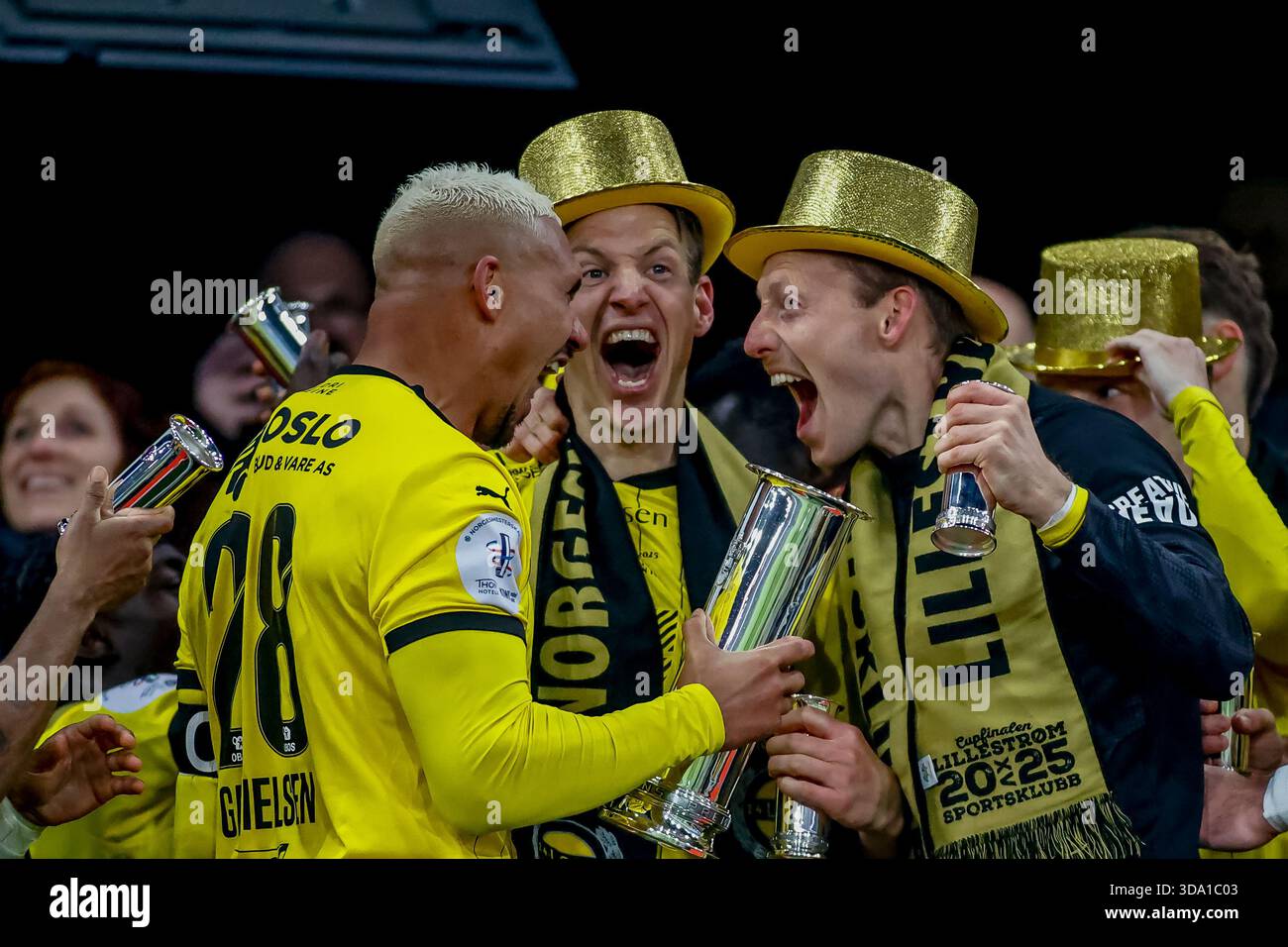 Oslo, Norwegen, 6. Dezember 2025. Ruben Gabrielsen, Thomas Lehne Olsen und Gjermund Åsen feiern mit der Trophäe im Cupfinale zwischen Lillestrøm und Sarpsborg 08 im Ullevål-Stadion in Oslo Lillestrøm. Quelle: Frode Arnesen/Alamy Live News Stockfoto