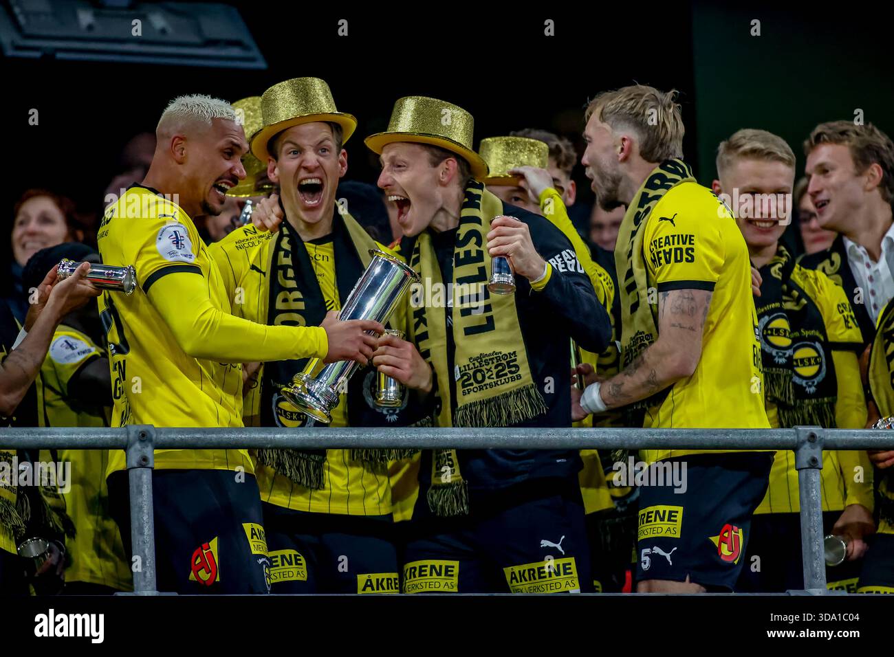 Oslo, Norwegen, 6. Dezember 2025. Ruben Gabrielsen, Thomas Lehne Olsen und Gjermund Åsen feiern mit der Trophäe im Cupfinale zwischen Lillestrøm und Sarpsborg 08 im Ullevål-Stadion in Oslo Lillestrøm. Quelle: Frode Arnesen/Alamy Live News Stockfoto