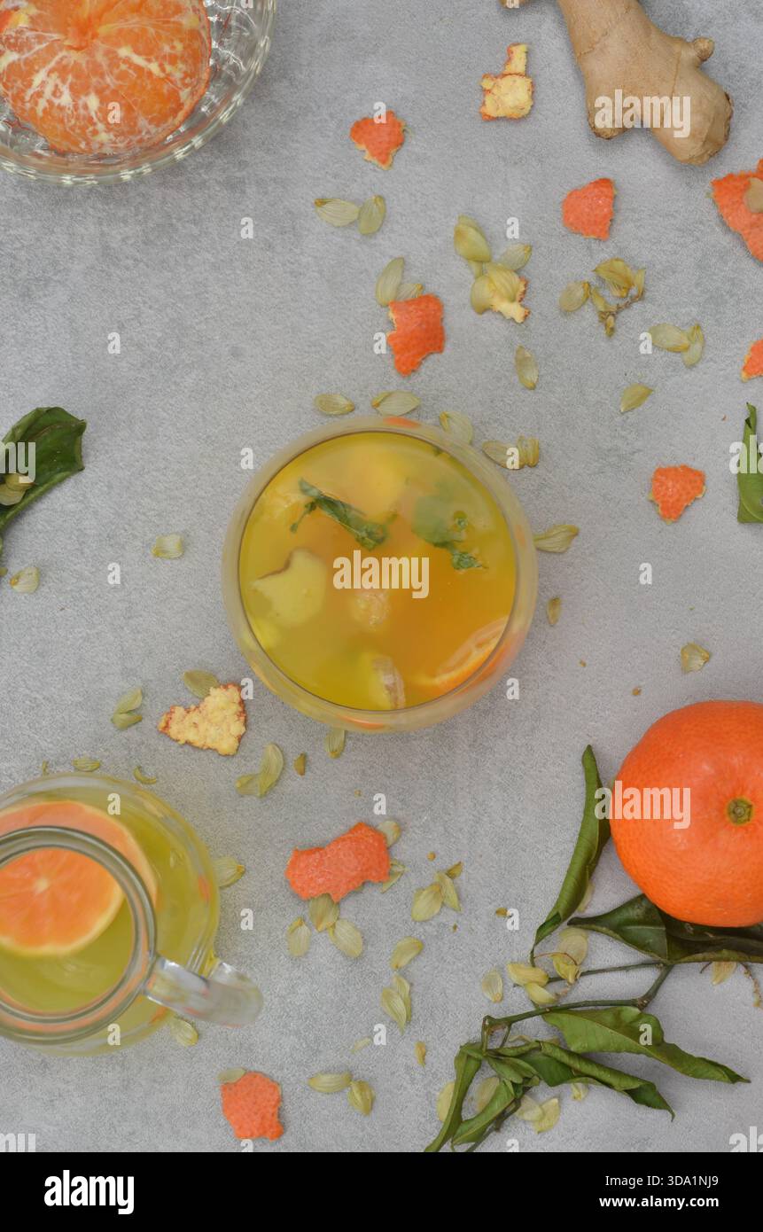 Cocktails mit Mandarinen, Mango, Ingwer und anderen Gewürzen. Feiern Sie das Leben, Silvester, Namenstag, Jubiläum oder Neujahr. Stockfoto