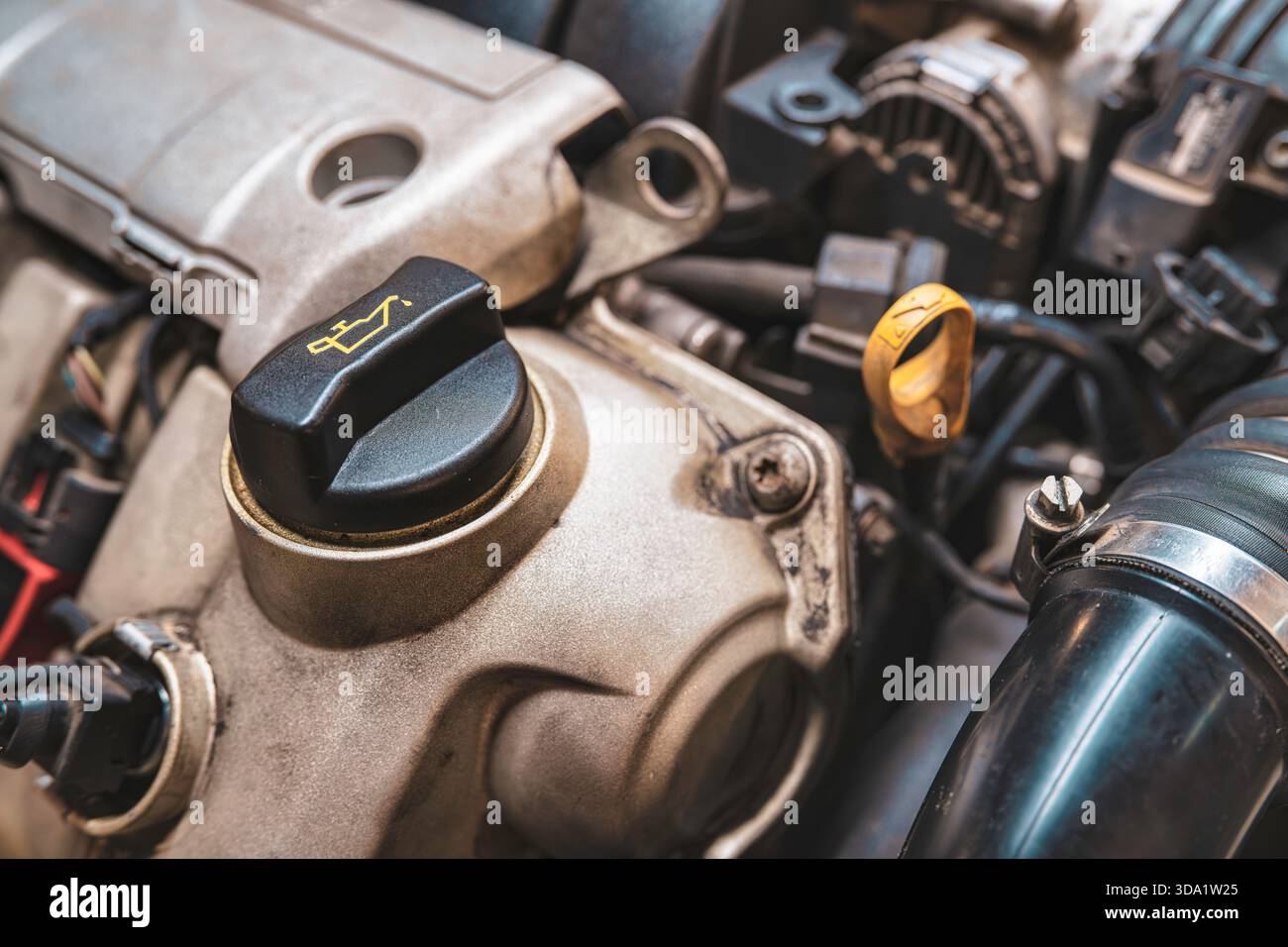 Rom, italien 20. november 2025: Nahaufnahme des Öleinfüllstutzens und des Messstabs für Pkw-Motoren während der Wartung, wobei die Prüfung der Schmierung und die Reparatur des Motors hervorgehoben werden Stockfoto