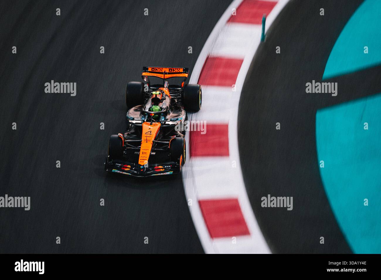 #4 Lando Norris (GBR, McLaren F1 Team), F1 Grand Prix von Abu Dhabi auf dem Yas Marina Circuit am 5. Dezember 2025 in Abu Dhabi, Vereinigte Arabische Emirate. (Foto: HOCH ZWEI) Stockfoto
