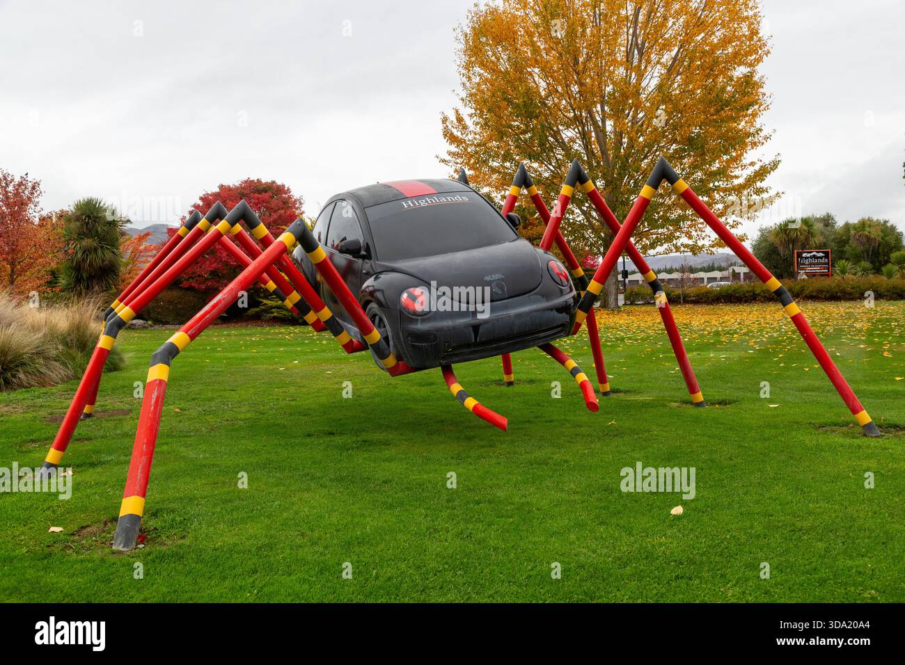 Eine riesige Hybrid-Skulptur aus Metall vor dem Highlands National Motorsport Museum in Cromwell, Neuseeland Stockfoto