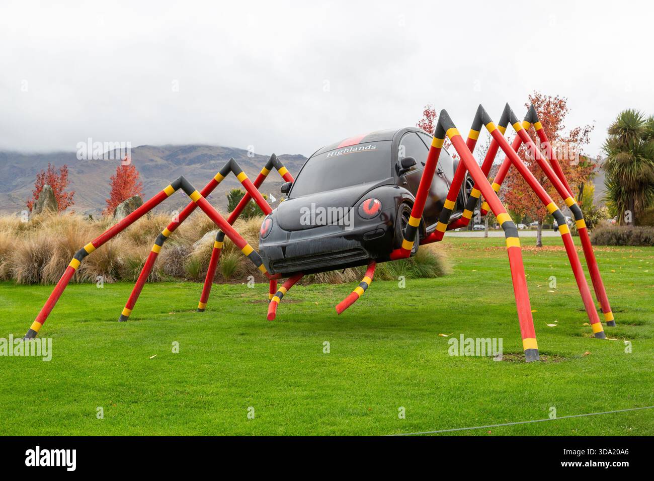 Eine riesige Hybrid-Skulptur aus Metall vor dem Highlands National Motorsport Museum in Cromwell, Neuseeland Stockfoto