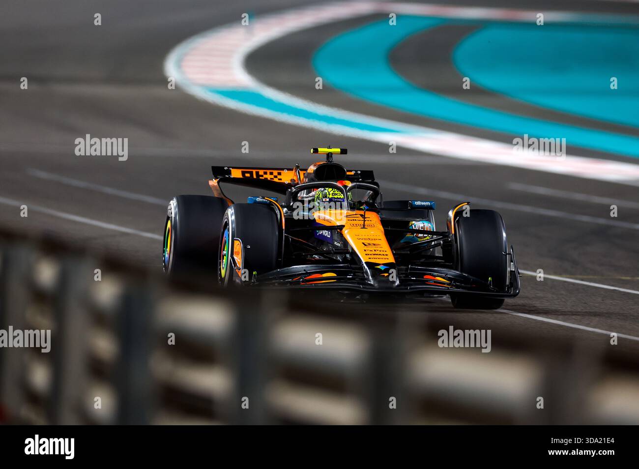 #4 Lando Norris (GBR, McLaren F1 Team), F1 Grand Prix von Abu Dhabi auf dem Yas Marina Circuit am 7. Dezember 2025 in Abu Dhabi, Vereinigte Arabische Emirate. (Foto: HOCH ZWEI) Stockfoto