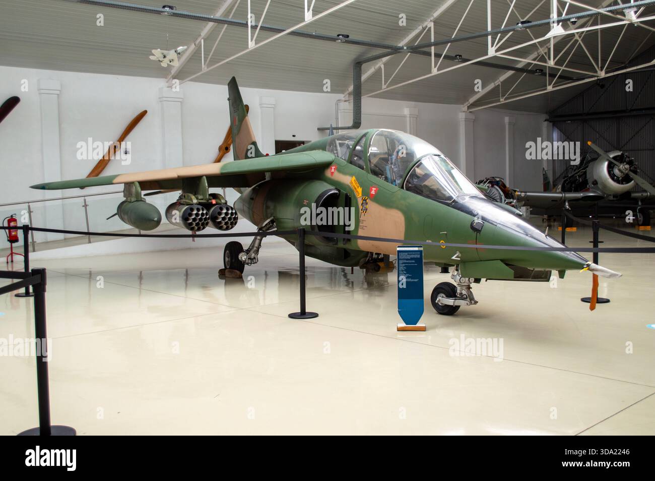 Sintra, Portugal - 26. September 2025. Avión militar de entremaniento de la fuerza aérea portuguera Dassault Dorniel Alpha Jet A en el museo do AR de Stockfoto
