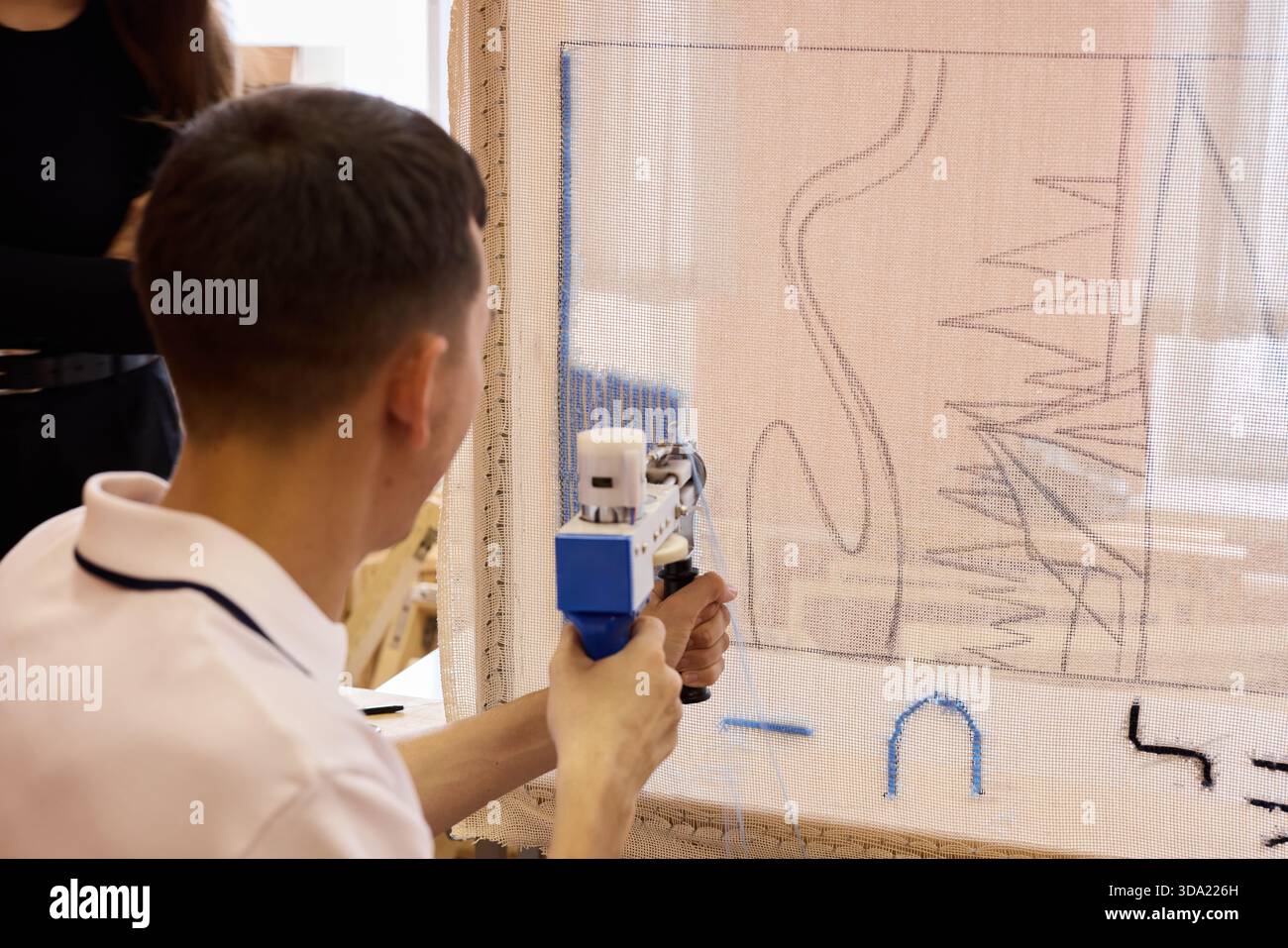 Erstellen von Kunstwerken mit einem Stoffstift in einer Werkstatt Stockfoto