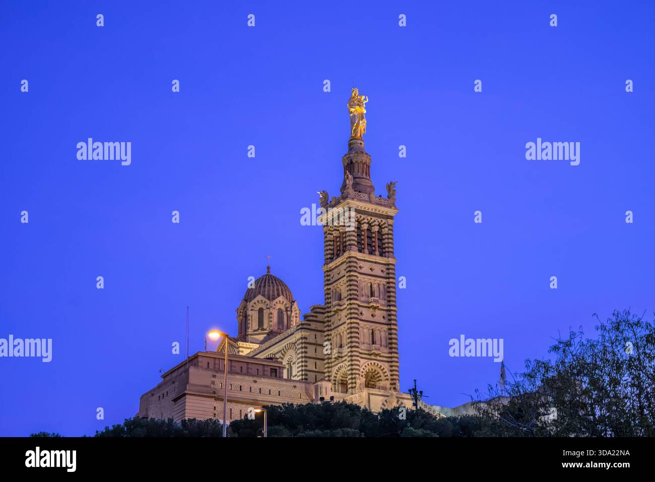 Marseille, Frankreich. Dezember 2025. Die restaurierte Statue der Basilika Notre-Dame de la Garde (allgemein bekannt als La Bonne Mère) in Marseille, Frankreich, am 7. Dezember 2025. Foto: Laurent Coust/ABACAPRESS.COM Credit: Abaca Press/Alamy Live News Stockfoto
