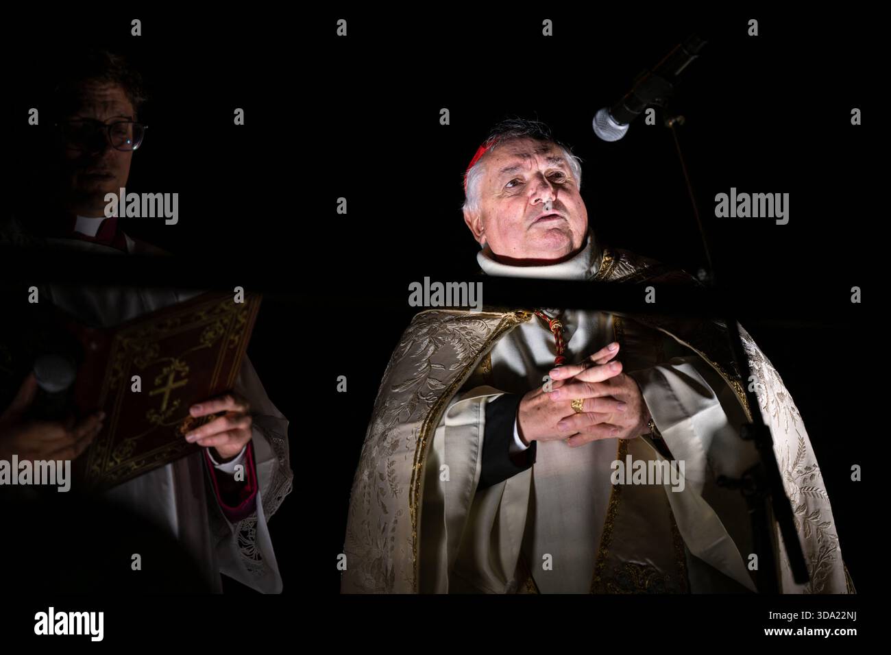 Marseille, Frankreich. Dezember 2025. Kardinal Jean-Marc Aveline, Erzbischof der Diözese Marseille, segnete am 7. Dezember 2025 bei der Einweihung der renovierten Statue der Basilika Notre-Dame de la Garde (auch bekannt als La Bonne Mère) in Marseille, Frankreich. Foto: Laurent Coust/ABACAPRESS.COM Credit: Abaca Press/Alamy Live News Stockfoto