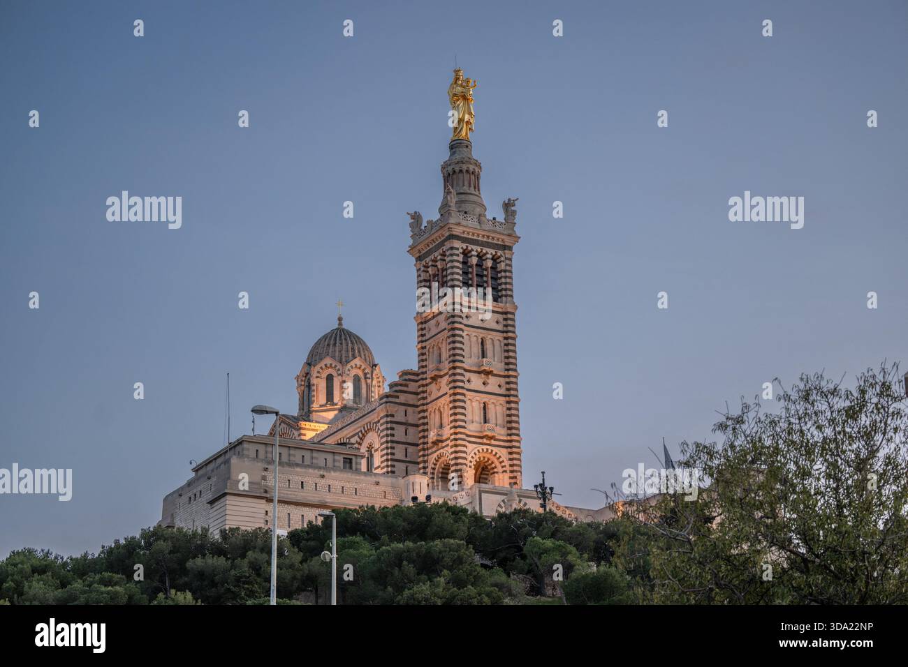 Marseille, Frankreich. Dezember 2025. Die restaurierte Statue der Basilika Notre-Dame de la Garde (allgemein bekannt als La Bonne Mère) in Marseille, Frankreich, am 7. Dezember 2025. Foto: Laurent Coust/ABACAPRESS.COM Credit: Abaca Press/Alamy Live News Stockfoto
