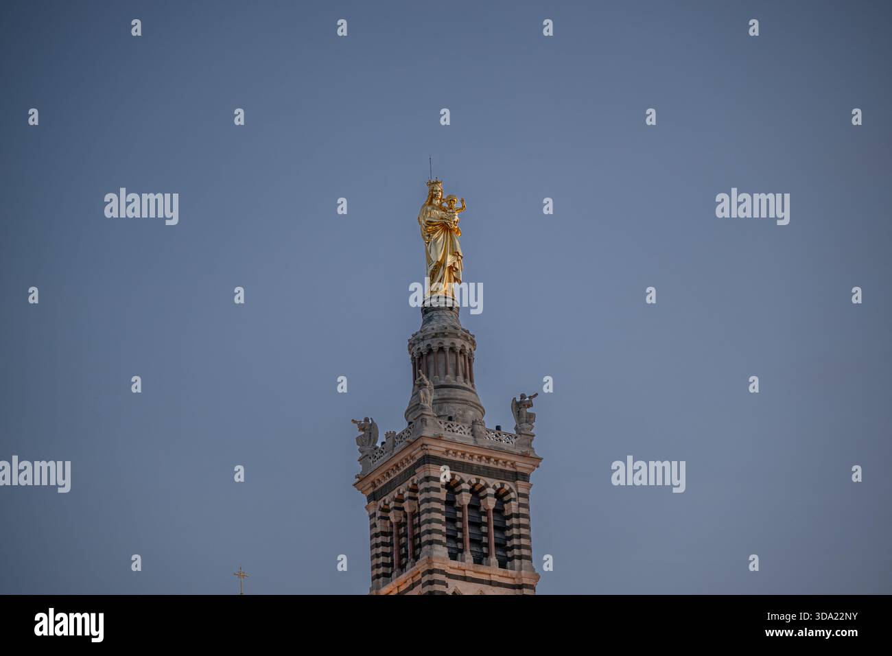 Marseille, Frankreich. Dezember 2025. Die restaurierte Statue der Basilika Notre-Dame de la Garde (allgemein bekannt als La Bonne Mère) in Marseille, Frankreich, am 7. Dezember 2025. Foto: Laurent Coust/ABACAPRESS.COM Credit: Abaca Press/Alamy Live News Stockfoto