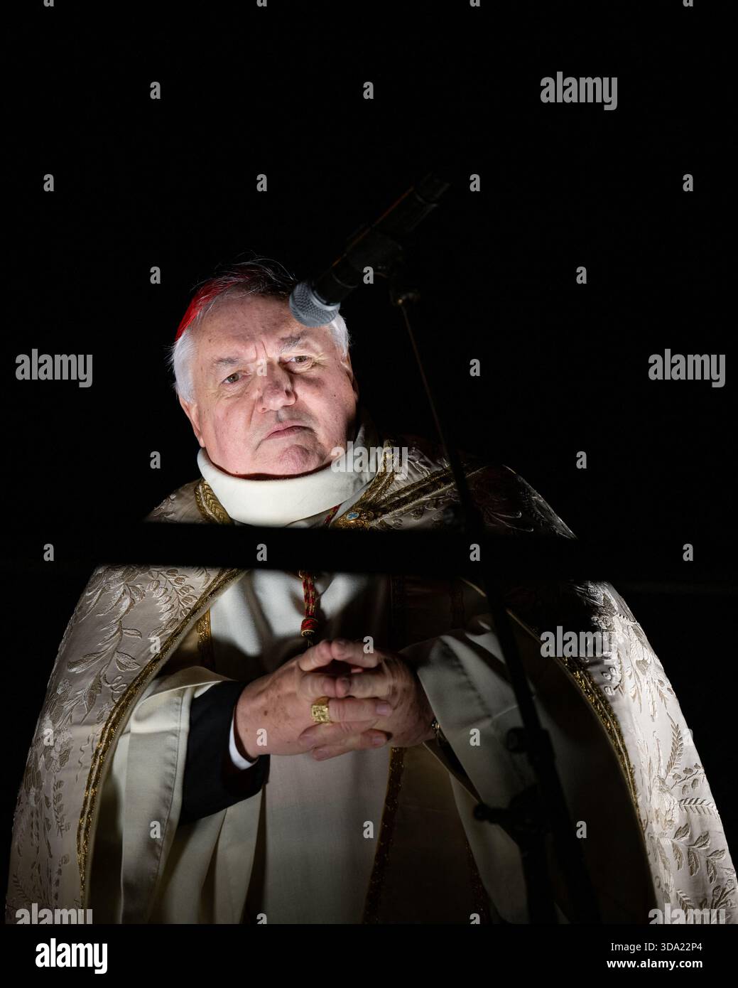 Marseille, Frankreich. Dezember 2025. Kardinal Jean-Marc Aveline, Erzbischof der Diözese Marseille, segnete am 7. Dezember 2025 bei der Einweihung der renovierten Statue der Basilika Notre-Dame de la Garde (auch bekannt als La Bonne Mère) in Marseille, Frankreich. Foto: Laurent Coust/ABACAPRESS.COM Credit: Abaca Press/Alamy Live News Stockfoto