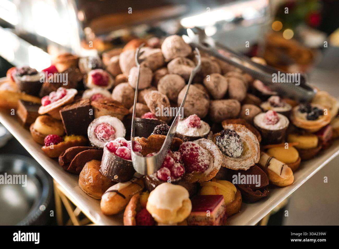 Tablett mit verschiedenen Urlaubsdesserts mit Schokolade und Obst. Stockfoto