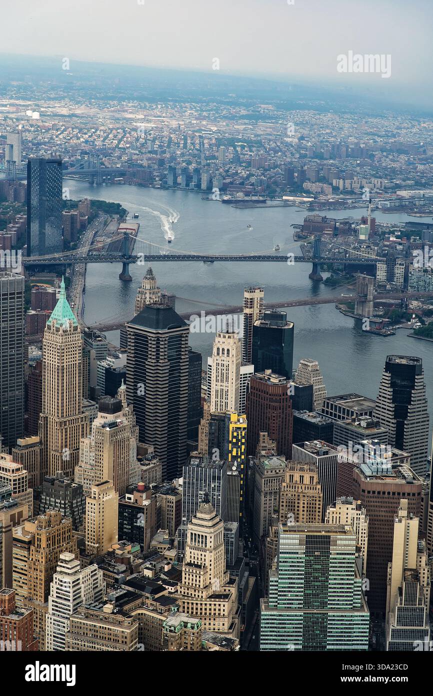 Vertikale Luftlinie der Wolkenkratzer von Lower Manhattan und East River Bridges Stockfoto