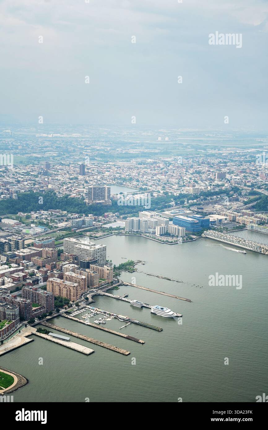 Blick aus der Vogelperspektive auf Stadtgebäude, Piers und Yachthafen am Wasser. Stockfoto