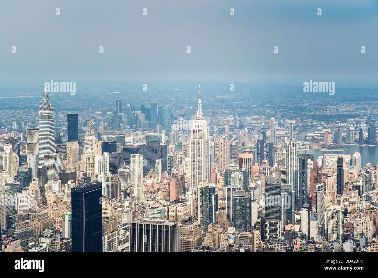 Luftaufnahme der dichten Skyline von New York City mit Wolkenkratzern Stockfoto